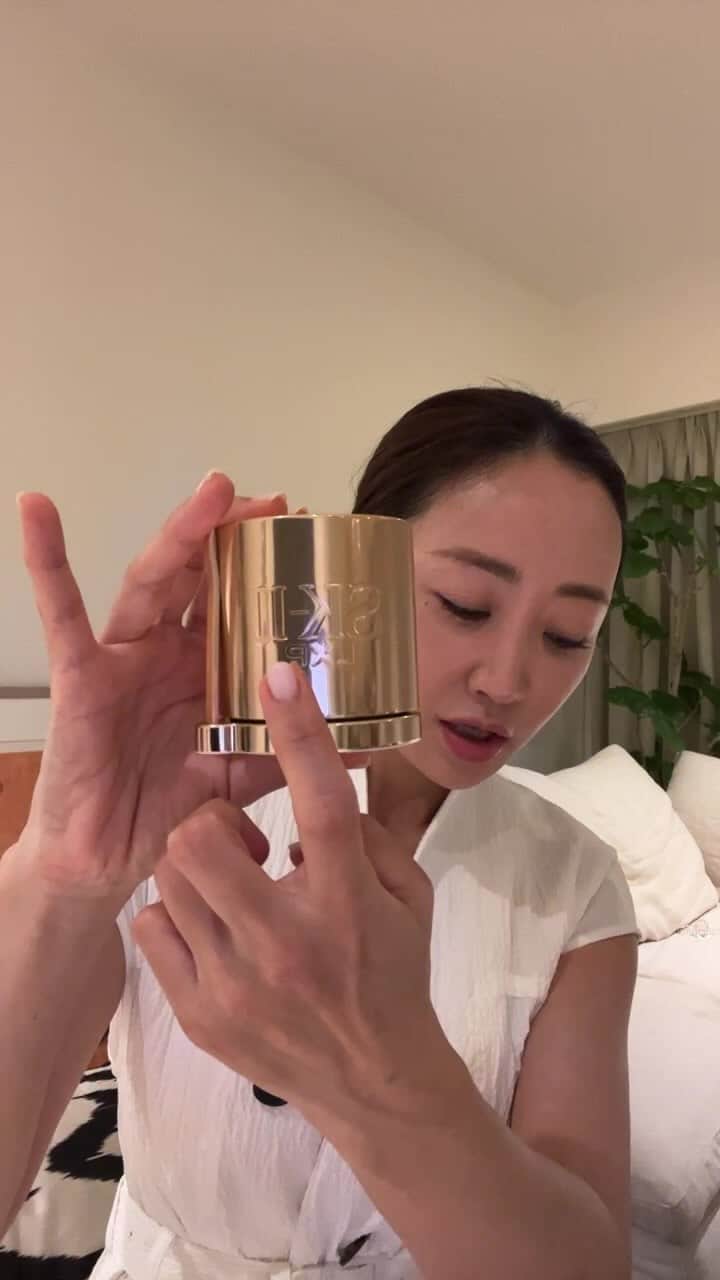 神崎恵のインスタグラム：「・ エイジングケア。 ピテラを限界まで濃縮させた 「超濃縮ピテラ」をはじめ、スキンケア成分が贅沢すぎるほどに配合されたスキンケアシリーズ、 SK-II「LXP」をご紹介しました。 中でも、クリームがとてもすきです。  @skii #megumisbeautychannel  #タイアップ #エスケーツー #SKII」