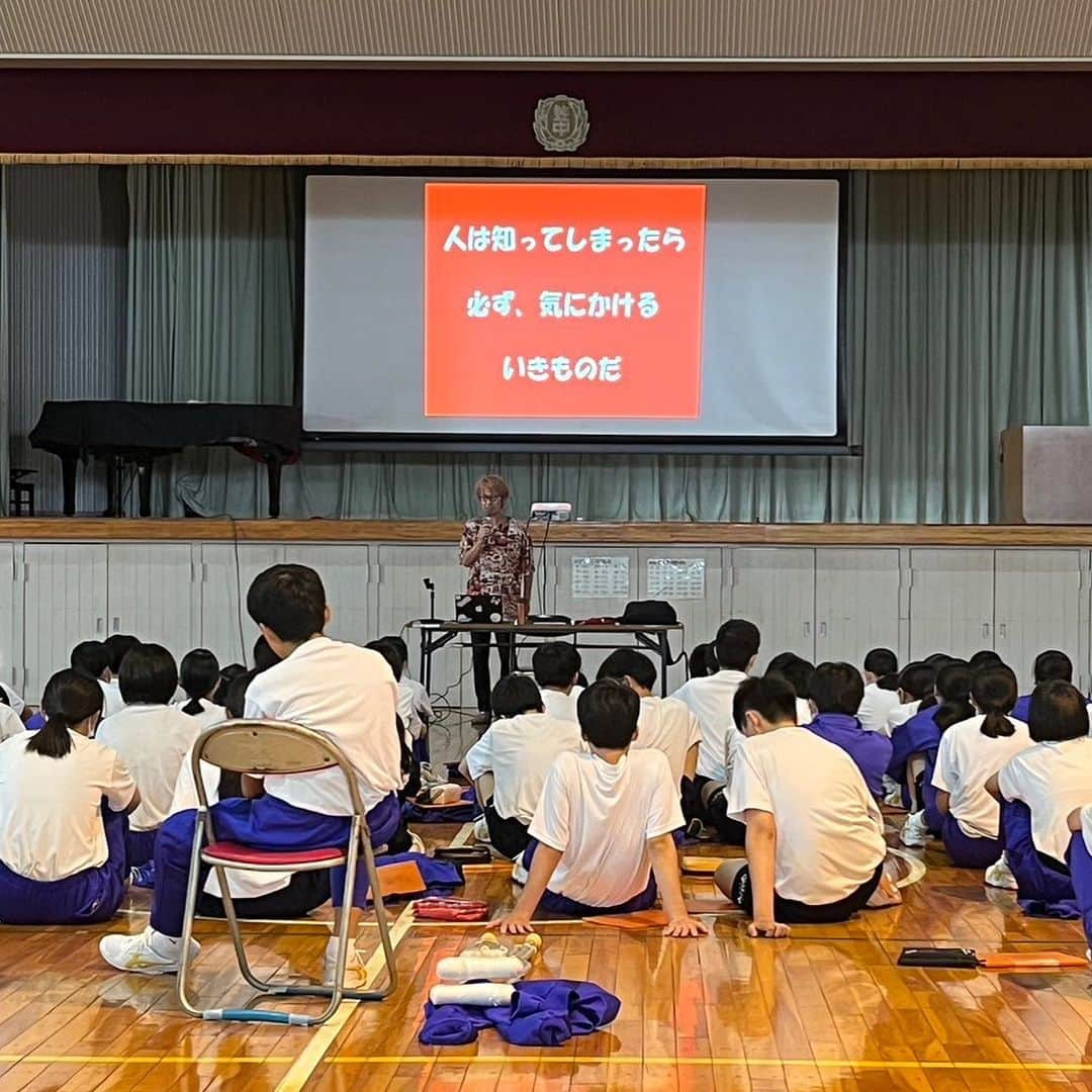 富所哲平さんのインスタグラム写真 - (富所哲平Instagram)「#みどり市 #いろどりみどり市  ✨みどり5つのゼロ宣言✨  『2050年に向けてプラスチックゴミゼロ』  まずはゴミとは何なのかを知ることから。 ゴミは大きく２つに分かれる。  #可燃ゴミ と #不燃ゴミ  可燃ゴミは、燃やして灰にして埋める。 不燃ゴミは、細かくして埋める。 いずれにせよ埋める。  その埋めるとこが【#最終処分場】 ここの寿命が、実はあと15年。  ゴミ処理施設は、東京ドーム３個分の広さ。 総工費が３２０億円。 建てるのに５年。  普通にヤバくてもう。さあ、#ゴミを減らそう  まずは本当にそれがいるのかどうか調べる。 で、無駄なものを作らない。買わない。貰わない。 ゴミに出す前に、可能な限り資源に回す。  #リサーチ(調べる)、#リデュース(減らす)、#リユース(もっかい使う)、#リサイクル(蘇らせる)、#リヒューズ(断る)、#リスペクト(大事にする)、ほかになんかある？  そのゴミの中に、#資源 に回せるものは本当にないですか？捨てちゃっていいですか？  そもそも何が資源になるのか？ ここがもっと簡潔じゃないと難しいですよね。  🌏地球はいつまで瑠璃色の星でいられるか。 ゴミの星になるか。気候変動で人類絶滅か。はたまた他の惑星に移住か。  まずは知ることから。 知らないことを知ることが『学び』 そこから考え方や行動を、自分で考えて、自分で決めることを『成長』  教育は、 まずは知ること。その先の #自己決断。」6月13日 22時31分 - tomitetsu823