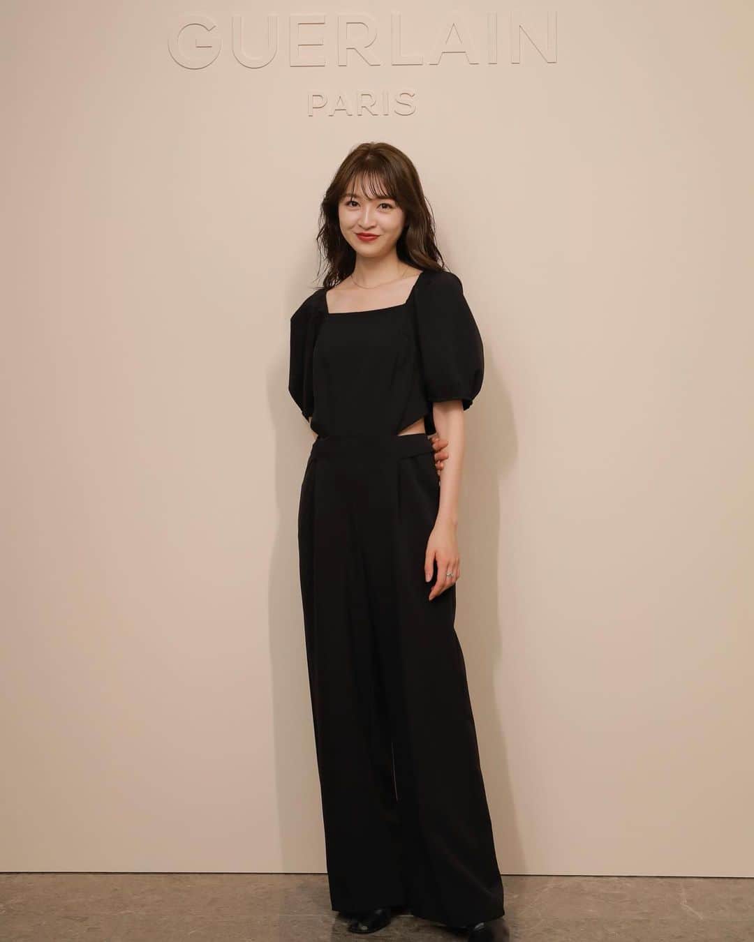 上西星来のインスタグラム：「ゲラン( @guerlain )のメイクアップ クリエイティブ  ディレクターのヴィオレットさん(  @violette_fr ) が来日されたイベントに参加させていただきました✨  7月15日発売の新メイクアップコレクション 『ルージュ ジェ ナチュラリー コレクション』をはじめ、 アーカイブコレクションが展示されている、 ヴィオレットさんのアトリエのような空間を再現された会場は、居心地が良く、 目に映るものすべてにときめきました🤍  上質な艶と血色ヌードカラーに釘付け☺️  hair @cyorobinthkey ♡ 　　　　 #ゲラン　　　　　　 #ルージュジェ　　　 #オンブルジェ　　　 #GuerlainMakeup　　　　　　 #ナチュラリーコレクション」