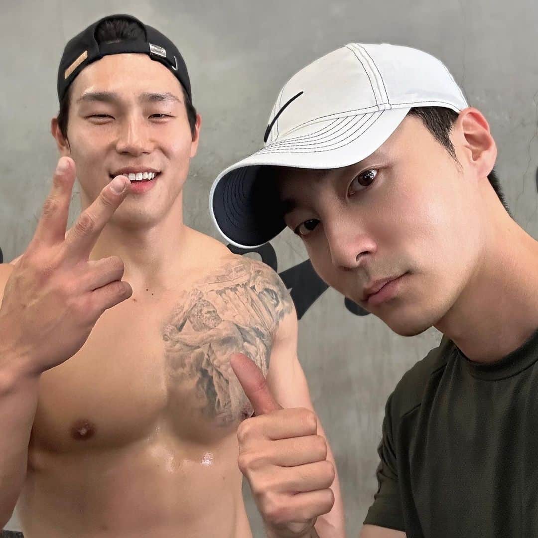 ロイ・キムのインスタグラム：「몸이 몹시 아픕니다.   Thnk you @top.physical @kidocaro 🤍」
