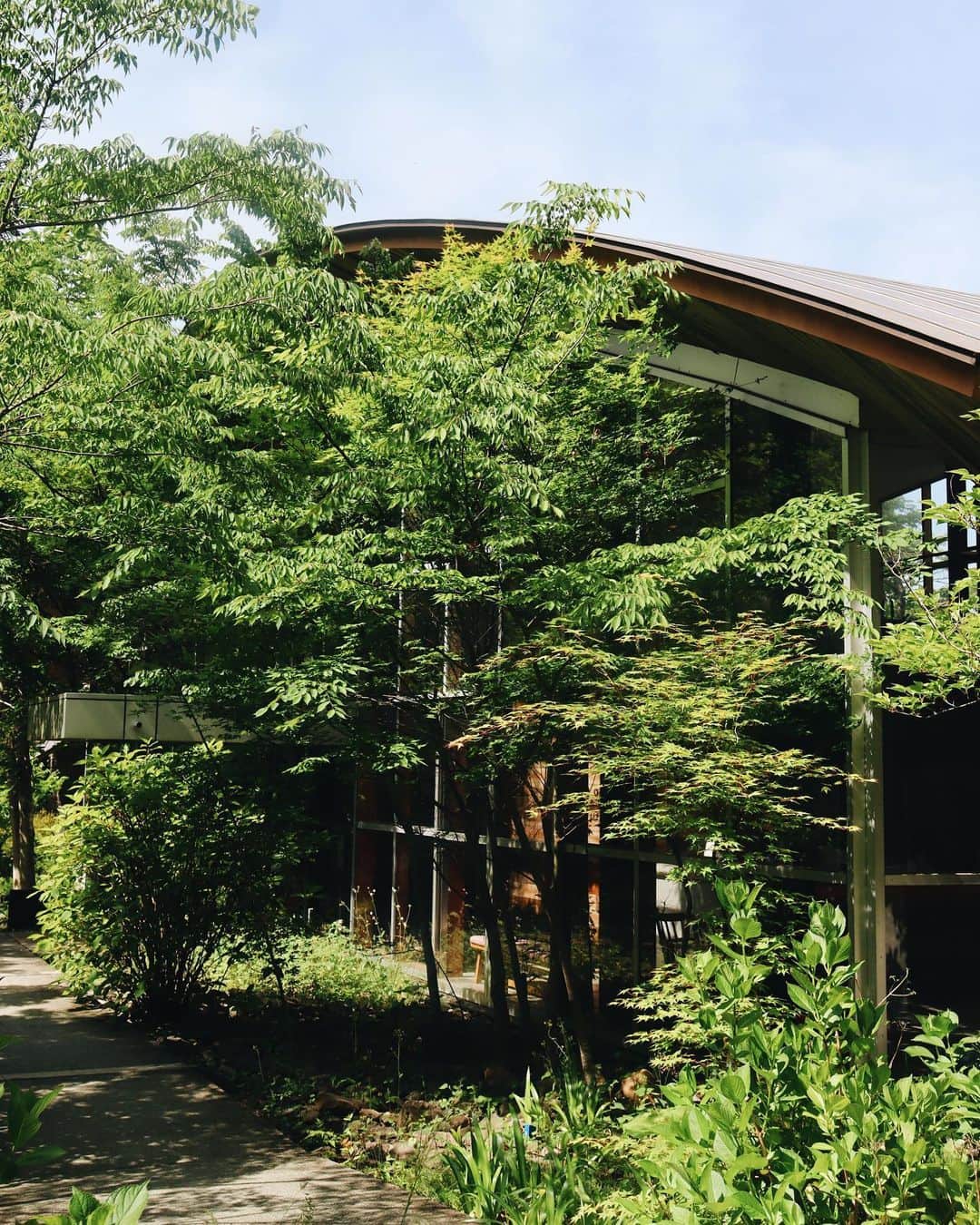 NEST INN HAKONE | 俵石閣のインスタグラム：「緑に囲まれたダイニング。  夏は窓の外に緑が広がり、 冬は周りの山々と青空を望む。  シーズンごとに変わる景色を楽しみながら お食事を堪能してみませんか。  #箱根リトリートフォーレ #箱根リトリートföre #箱根リトリートfore #箱根 #箱根ホテル  #hakoneretreatfore #hakoneretreatföre #hakoneretreat #箱根リトリート」