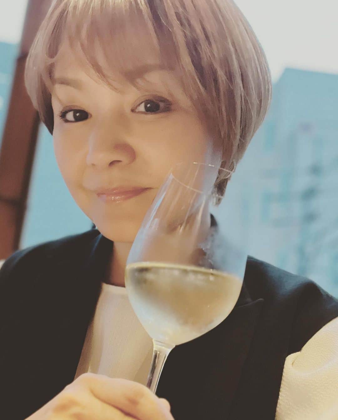 中澤裕子のインスタグラム：「♡♡  先日、家族で大好きなお店で サプライズ！！ お誕生日おめでとう✨を していただきました。  本当、 びっくりびっくり！  大変美味しいお酒でした。 ありがとうございました✨  さ！  ５０目前。  想像すらしなかった年代突入まで １週間切りました。」