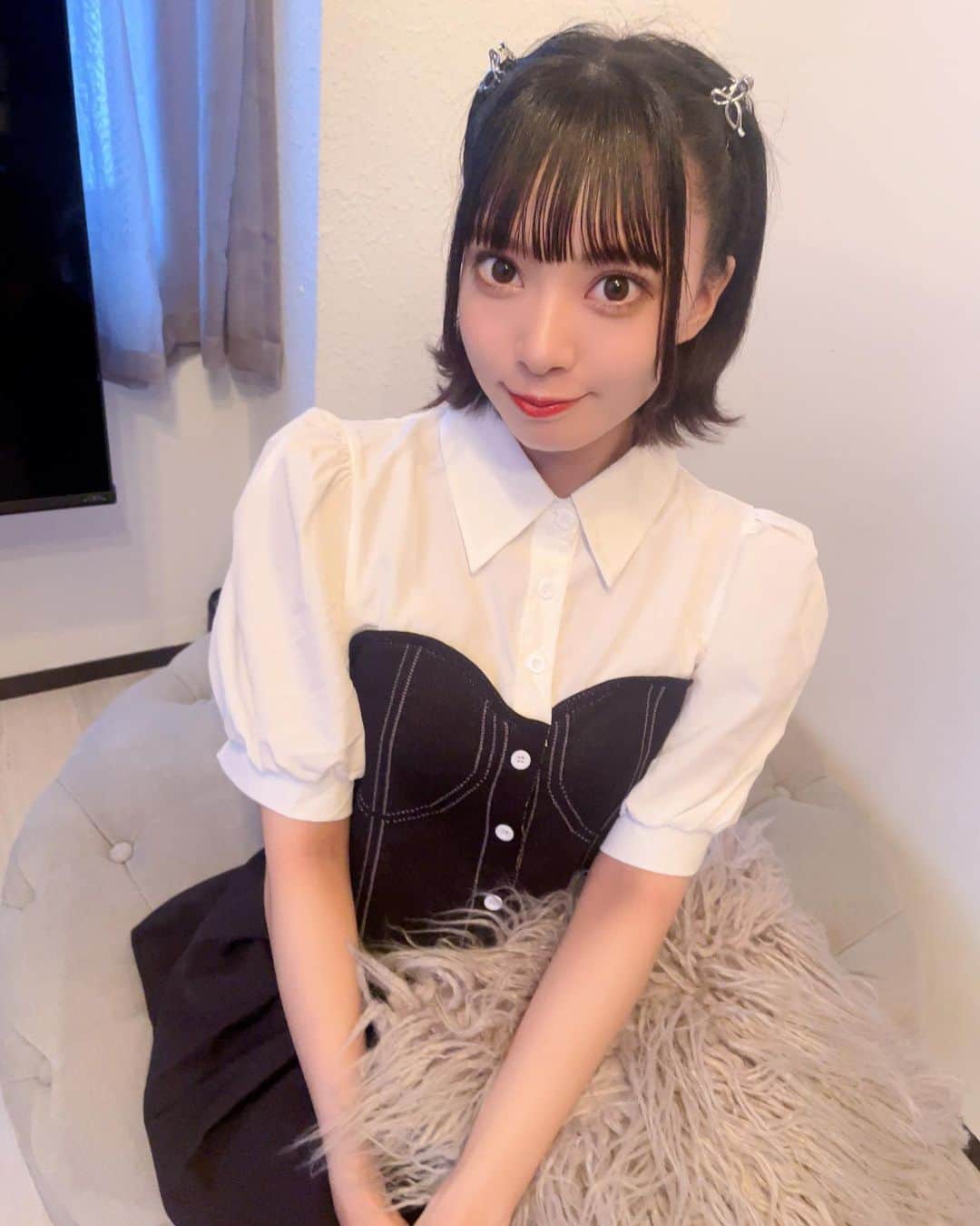 山田寿々のインスタグラム：「. ⁡ ⁡ ⁡ お家デートかぁ ⁡ いつかしてみたいものですね(ᐡ⸝⸝- -⸝⸝ᐡ)♩ ⁡ ⁡ みんなはお家デート派？それともお出かけ派？💌 ⁡ ⁡ ⁡ ⁡ #お家デート #チェキ #アイドル #ootd #ボブ #ボブヘアアレンジ #ハーフツイン #外ハネボブ」