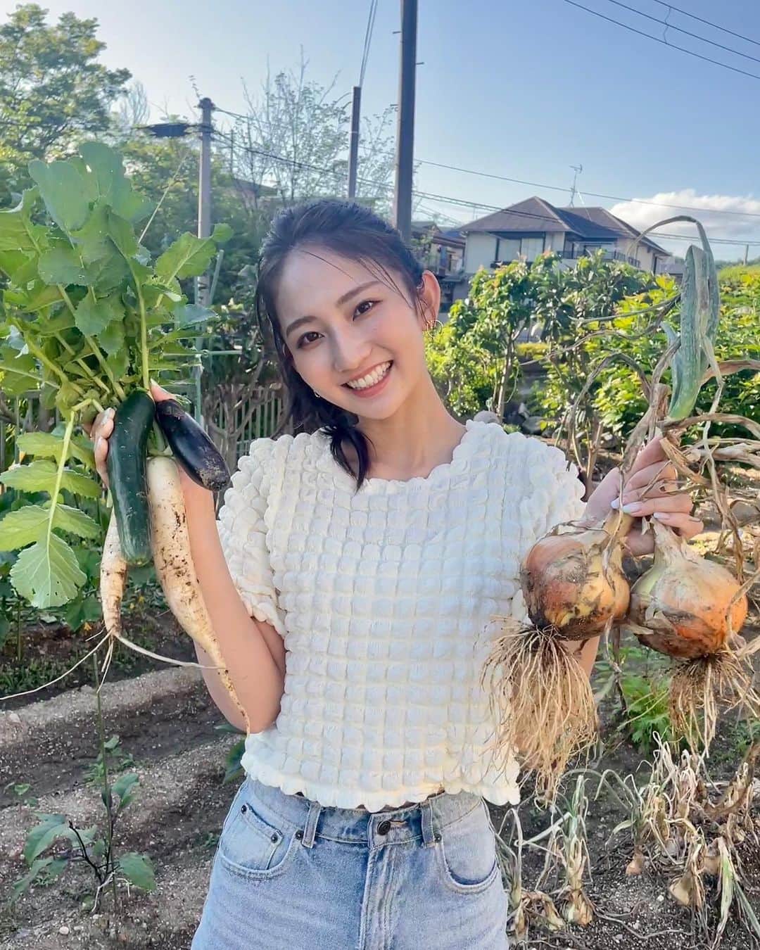 友廣南実のインスタグラム：「・ 今日のnewsおかえりの 「おかえりごはん」を担当しました🍚！  祖父母の家庭菜園で採れた野菜を使った夜ご飯🍆 麻婆茄子、大根のお味噌汁、オニオンスライス🧅、 きゅうりの酢の物🥒 全て、採れたて野菜を使っています〜！  ちなみに私が作ったのは、右上に半分ほどしか写っていないお味噌汁だけ😂😂 他の料理も作れるように、また母に教えてもらいます！笑笑  #newsおかえり #おかえりごはん #家庭菜園 #収穫」