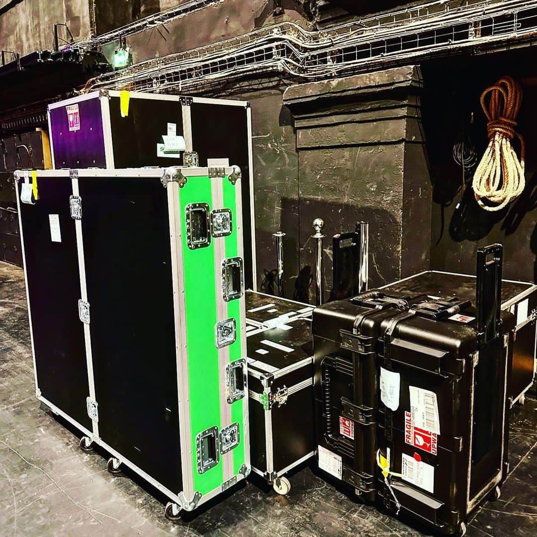 渋谷慶一郎のインスタグラム：「Android arrived  at @theatrechatelet . Alter4がシャトレ座に到着。」
