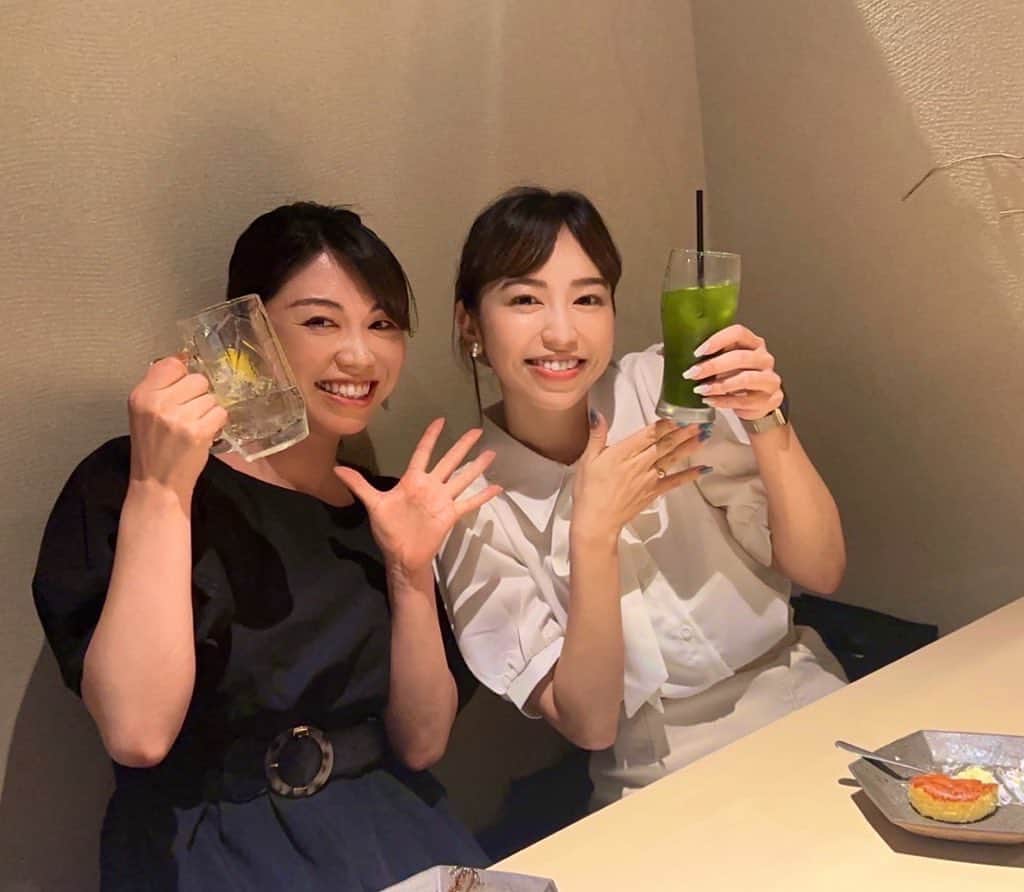 夏江紘実のインスタグラム：「. 小林アナちゃんと💚💚 五反田でハイボールと青汁で乾杯は笑わせないで😌 もう10年近くの仲だと思うと驚きながらお肉食べてきたよ🍖 . いつも本当ありがとう🥹💚💚 お腹いっぱい！ .」