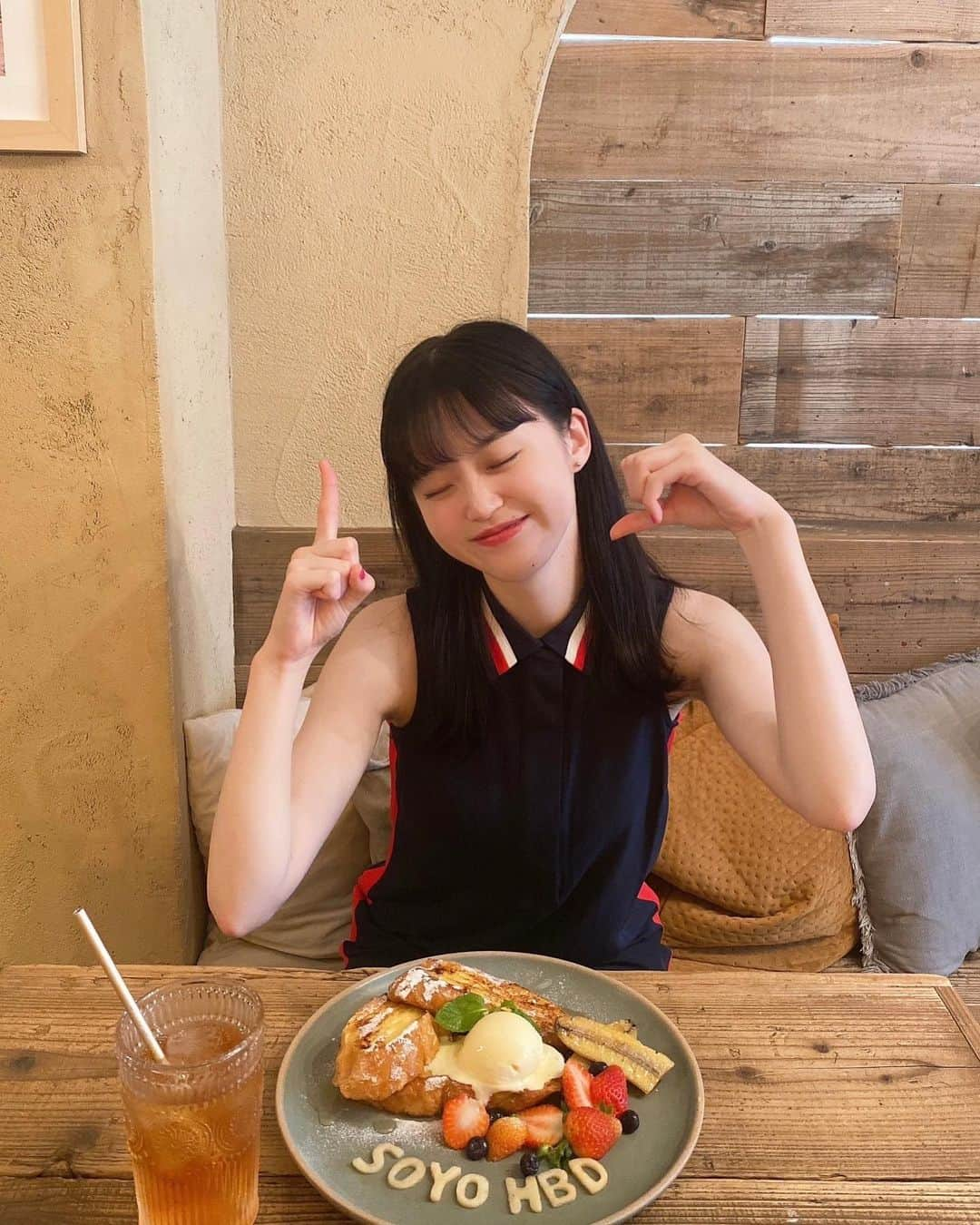 @onefive（ワンファイブ）さんのインスタグラム写真 - (@onefive（ワンファイブ）Instagram)「SOYOです🐥💕19歳になりましたっ！ ついにラストティーンになっちゃいました✨  大学生になって、たくさんできることが増えたと思います！今できること、したいことを見つけたいと思っていますっっ！  いつも応援してくれる@​fifthのみんなはSOYOの宝物だよん🫧  P.S.フレンチトーストのSOYOのSがないのは撮る前に食べちゃったからっ 最後の写真は手を19にしようと真剣なSOYOですっ  #onefive_SOYO #happybirthday」6月14日 0時00分 - official.onefive