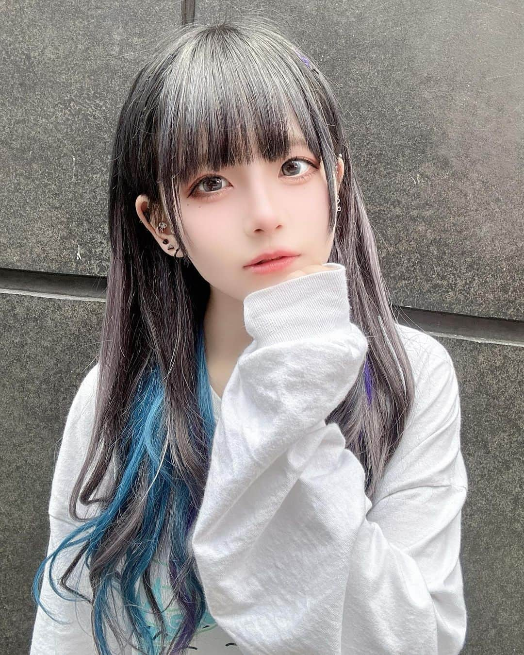 小山星奈のインスタグラム：「『💙ニューヘアー💜』  💜 💙 💜 💙 💜   #派手髪  #エクステ  #派手髪女子  #ロングヘア  #派手髪ロング  #ロング」