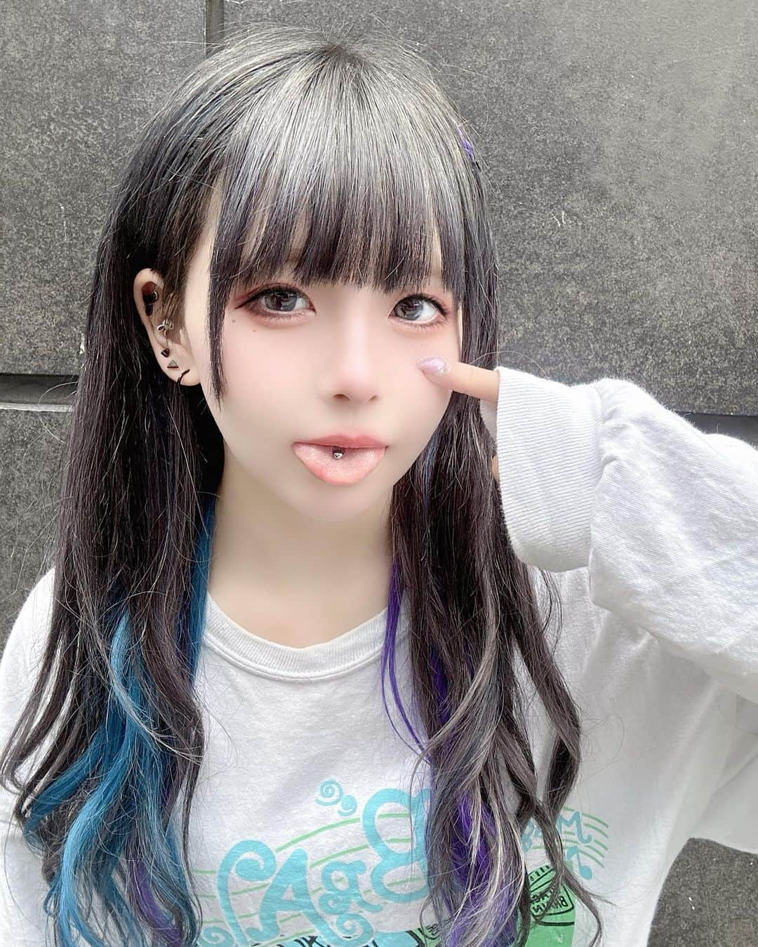 小山星奈さんのインスタグラム写真 - (小山星奈Instagram)「『💙ニューヘアー💜』  💜 💙 💜 💙 💜   #派手髪  #エクステ  #派手髪女子  #ロングヘア  #派手髪ロング  #ロング」6月13日 22時34分 - sena_pimms