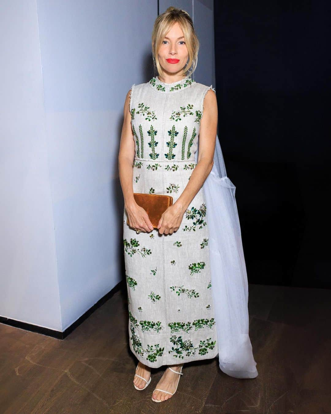 アーデムさんのインスタグラム写真 - (アーデムInstagram)「#SiennaMiller wears #ERDEMSS23 at the 10 Year Anniversary of the Center for Youth Mental Health in New York.」6月13日 22時34分 - erdem