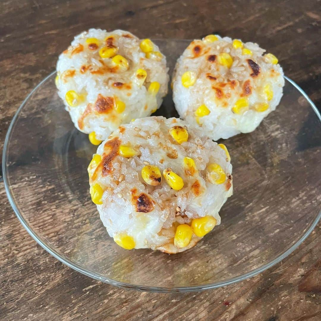 Tesshiさんのインスタグラム写真 - (TesshiInstagram)「とうもろこしとチーズで焼きおにぎり Grilled Onigiri with corn and cheese #ごちそうおにぎり #yummy #homemade #healthy #onigiri #rice #corn #cheese #おいしい #焼きおにぎり #おにぎり #とうもろこし #チーズ #マカロニメイト #フーディーテーブル #手作り  割ったら #愛知県 っぽくなったよ🍙 #三河湾 #渥美半島 #知多半島  真ん中にもチーズを埋めました。 たれ→しょうゆ、みりん、ごま油 Sauce… soy sauce, mirin and sesame oil」6月13日 22時35分 - tmytsm