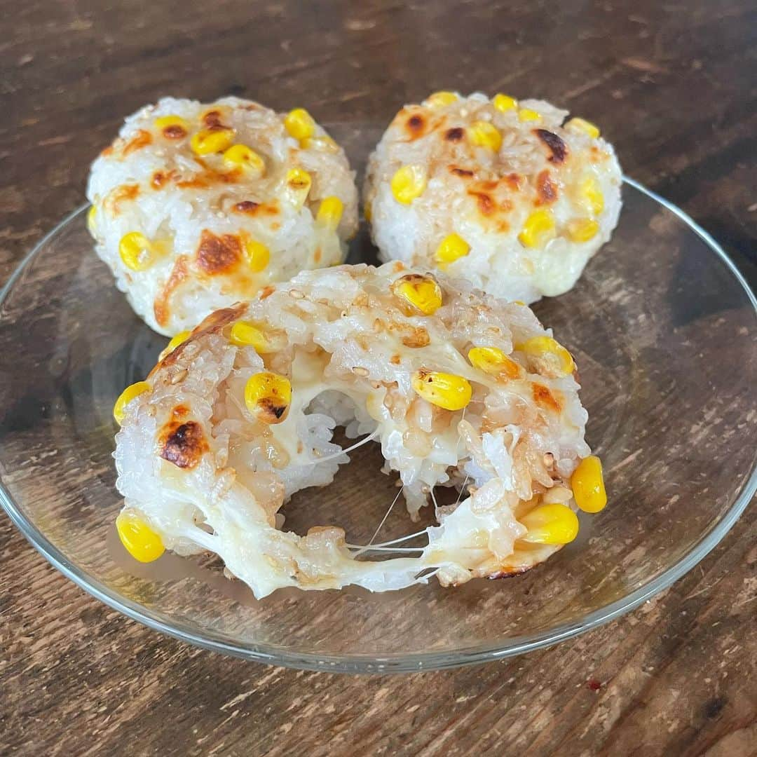 Tesshiさんのインスタグラム写真 - (TesshiInstagram)「とうもろこしとチーズで焼きおにぎり Grilled Onigiri with corn and cheese #ごちそうおにぎり #yummy #homemade #healthy #onigiri #rice #corn #cheese #おいしい #焼きおにぎり #おにぎり #とうもろこし #チーズ #マカロニメイト #フーディーテーブル #手作り  割ったら #愛知県 っぽくなったよ🍙 #三河湾 #渥美半島 #知多半島  真ん中にもチーズを埋めました。 たれ→しょうゆ、みりん、ごま油 Sauce… soy sauce, mirin and sesame oil」6月13日 22時35分 - tmytsm