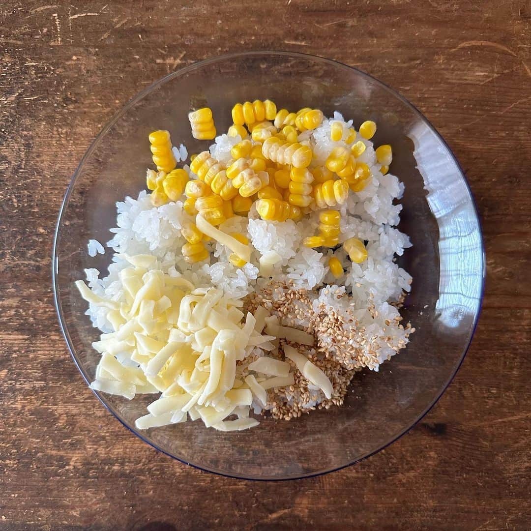 Tesshiさんのインスタグラム写真 - (TesshiInstagram)「とうもろこしとチーズで焼きおにぎり Grilled Onigiri with corn and cheese #ごちそうおにぎり #yummy #homemade #healthy #onigiri #rice #corn #cheese #おいしい #焼きおにぎり #おにぎり #とうもろこし #チーズ #マカロニメイト #フーディーテーブル #手作り  割ったら #愛知県 っぽくなったよ🍙 #三河湾 #渥美半島 #知多半島  真ん中にもチーズを埋めました。 たれ→しょうゆ、みりん、ごま油 Sauce… soy sauce, mirin and sesame oil」6月13日 22時35分 - tmytsm