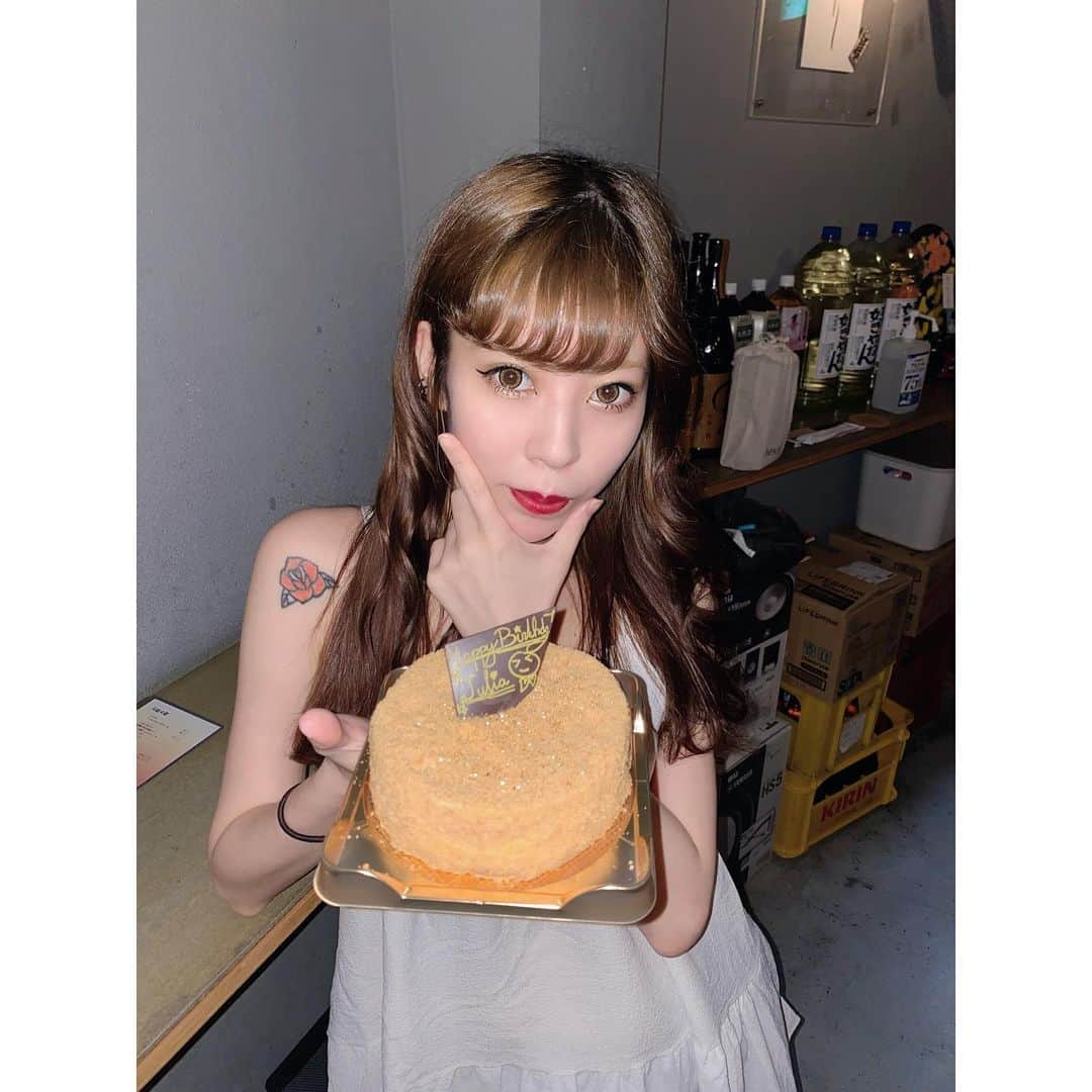 中川ジュリアのインスタグラム：「先月28歳になった💃🏽毎年お祝いして貰えて嬉しい チーズケーキ美味しかったなぁ」