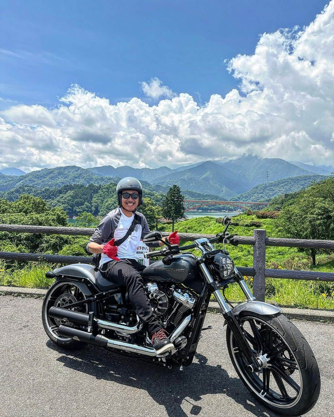 石川直宏さんのインスタグラム写真 - (石川直宏Instagram)「『梅雨の晴れ間』  本当は昨日からキャンプに行こうと思っていたけど、不安定な天候だったのでキャンセル。今日は晴れたのでツーリングに切り替え🏍️💨🏍️💨  合間・合間にオンラインMTG挟みながら💻☀️ 笑  初めて訪れた場所。 素敵な出合いでした✨  今度は家族で来たいと思います👨‍👩‍👧‍👧🐕  #Touring #ツーリング #MiyagaseDam #宮ヶ瀬ダム #MiyagaseLake #宮ヶ瀬湖 #Kanagawa #神奈川 #オギノパン #鐵馬厩  #SR400 #YAMAHA #HarleyDavidson #HarleyLife #Breakout #ブレイクアウト #FXBRS #MilwaukeeEight114 #JekillAndHyde #Arlenness  #LampGloves #FreakMount  #AraiClassicAir #GORILLATACOS #ELECTRIC #NEIGHBORHOOD #NaohiroIshikawa #石川直宏」6月13日 22時35分 - sgss.18