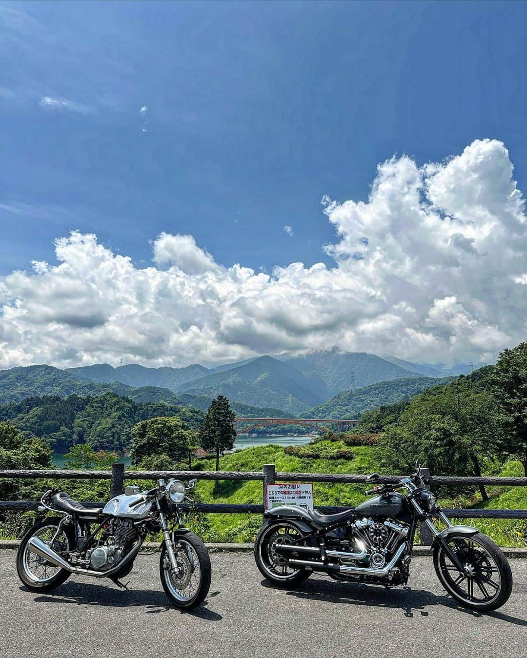 石川直宏さんのインスタグラム写真 - (石川直宏Instagram)「『梅雨の晴れ間』  本当は昨日からキャンプに行こうと思っていたけど、不安定な天候だったのでキャンセル。今日は晴れたのでツーリングに切り替え🏍️💨🏍️💨  合間・合間にオンラインMTG挟みながら💻☀️ 笑  初めて訪れた場所。 素敵な出合いでした✨  今度は家族で来たいと思います👨‍👩‍👧‍👧🐕  #Touring #ツーリング #MiyagaseDam #宮ヶ瀬ダム #MiyagaseLake #宮ヶ瀬湖 #Kanagawa #神奈川 #オギノパン #鐵馬厩  #SR400 #YAMAHA #HarleyDavidson #HarleyLife #Breakout #ブレイクアウト #FXBRS #MilwaukeeEight114 #JekillAndHyde #Arlenness  #LampGloves #FreakMount  #AraiClassicAir #GORILLATACOS #ELECTRIC #NEIGHBORHOOD #NaohiroIshikawa #石川直宏」6月13日 22時35分 - sgss.18