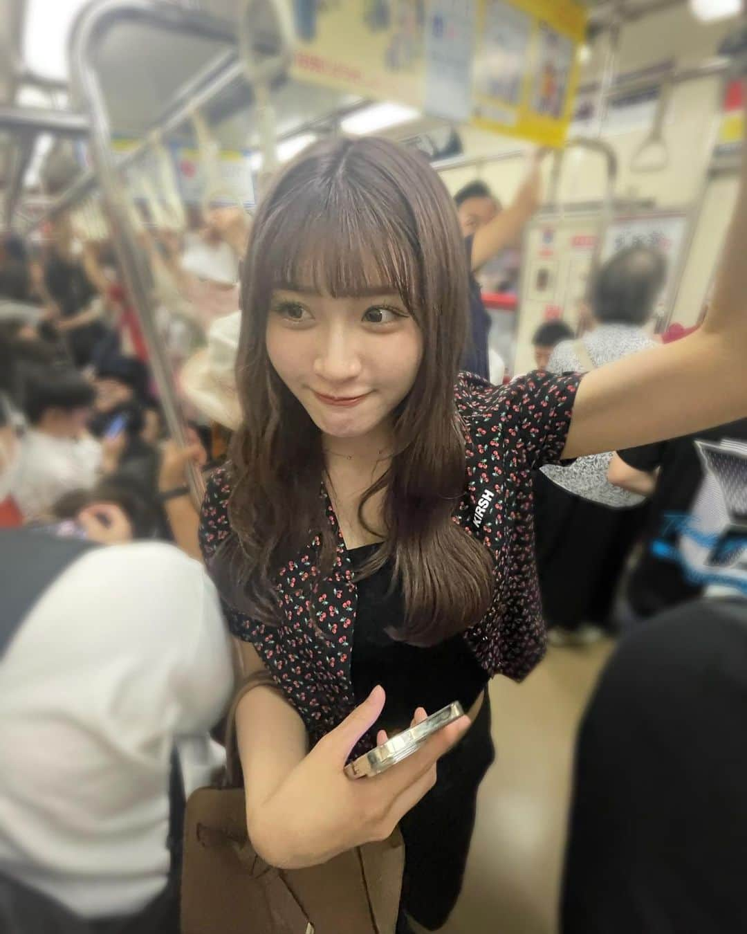 若林真帆さんのインスタグラム写真 - (若林真帆Instagram)「真奈と遊んだ時に撮ってくれた写真✌🏻✌🏻不意打ちに撮られる事が多くて事故画多めだった笑笑 今度2人で撮った写真載せますねー😺😺💜🖤」6月13日 22時38分 - mhopu_