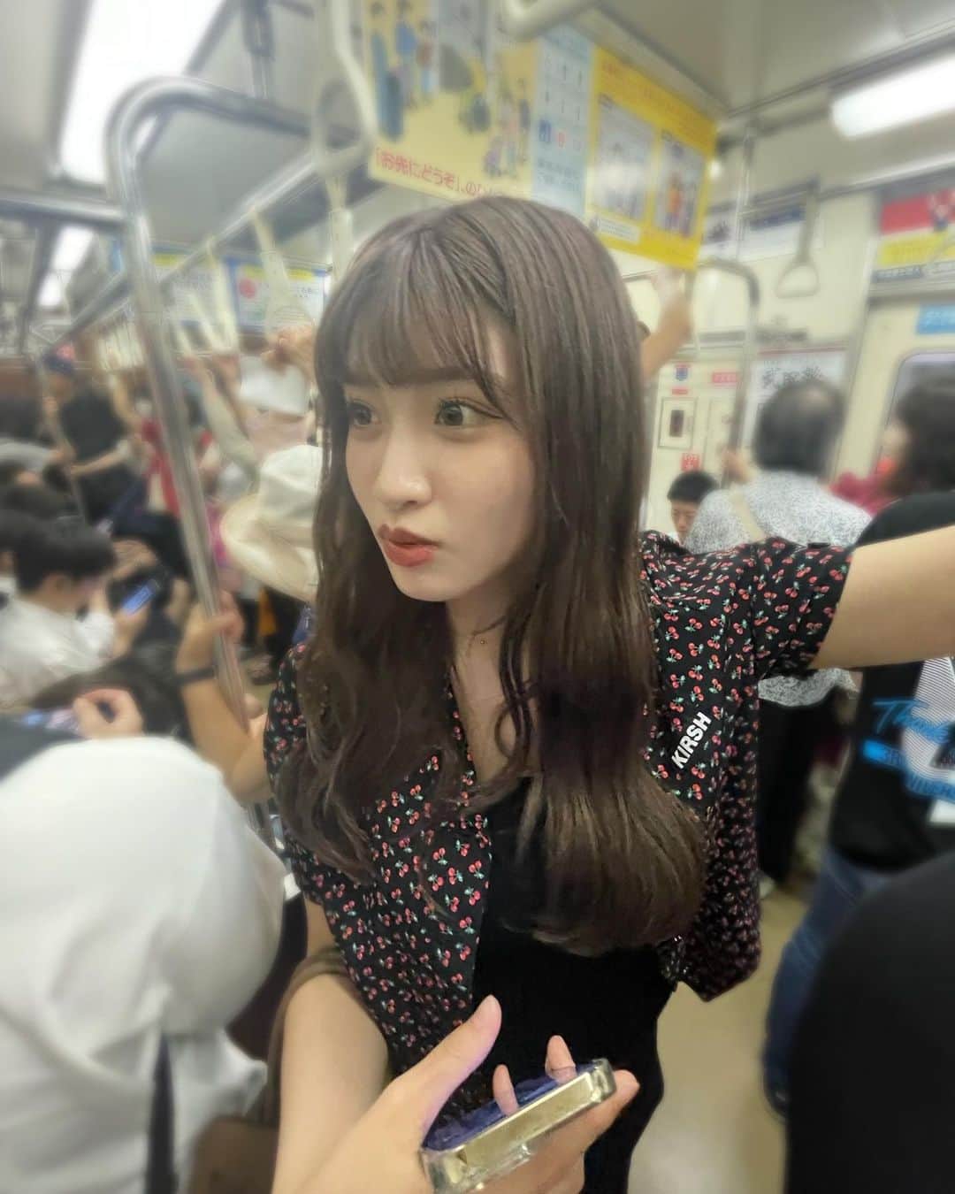 若林真帆のインスタグラム：「真奈と遊んだ時に撮ってくれた写真✌🏻✌🏻不意打ちに撮られる事が多くて事故画多めだった笑笑 今度2人で撮った写真載せますねー😺😺💜🖤」