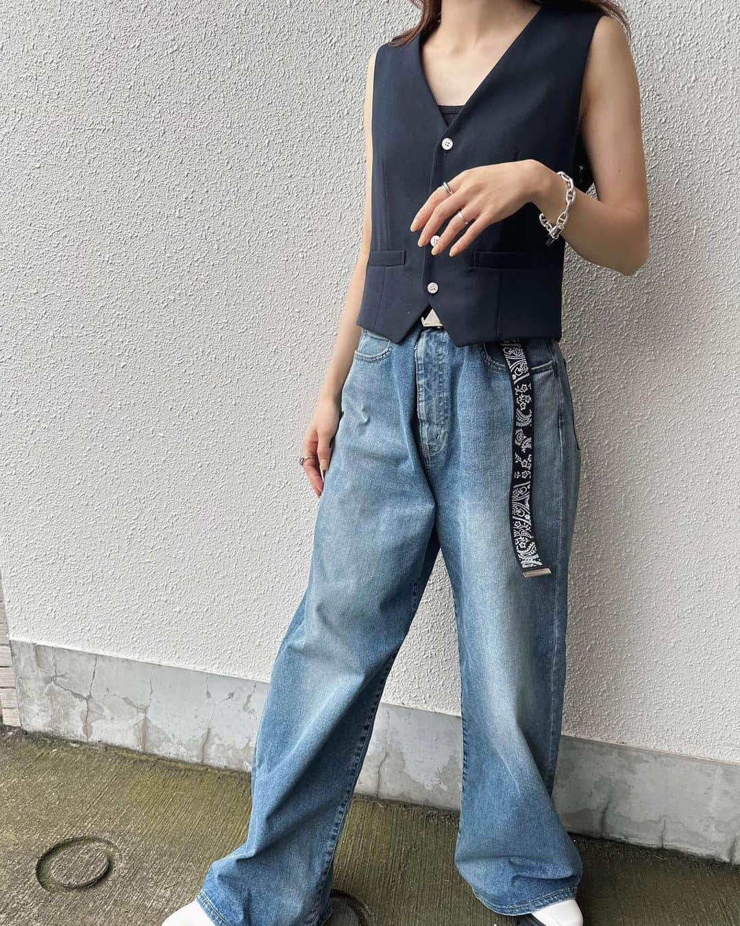 小祝麻里亜さんのインスタグラム写真 - (小祝麻里亜Instagram)「大好きなNORMAN JEANを着回してばかり〜〜👖こんなにワイドなのに重くなくて着心地よくって◎  fitting roomでも、みなさんサイズ感を試してくださいました❤︎三者三様なんですよね…どんなご身長や体型でもさまになって、着こなしもそれぞれで、とってもお似合いになるの🤭💭  そしてこのデニムの相方！ベルトはいろんなパンツにも使えるし、ホワイト、ネイビー、ブラックで印象も変わるからfitting roomでは色違いでgetしてる方もたくさんでした✌️  お洋服は発売中の @the_newhouse 新作なので、商品タグ付けしてます🥰  ．＿＿＿＿＿＿＿＿ #코디 #스타일링 #데일리룩 #오오티디 #158cmコーデ #デニムコーデ #thenewhouse  #ザニューハウス 今日は #방탄소년단 10周年💜 #아포방포」6月13日 22時38分 - maria_koiwai