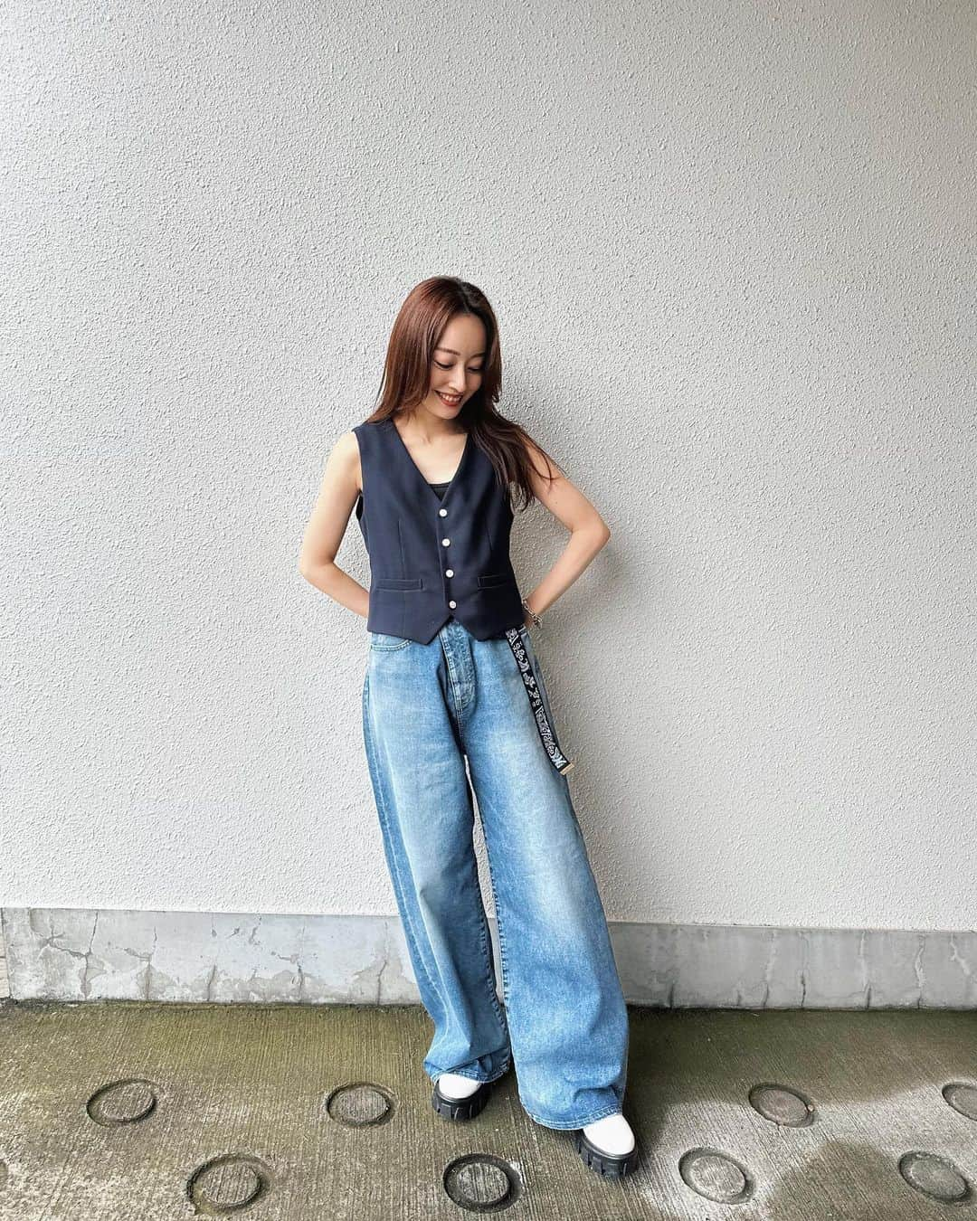 小祝麻里亜さんのインスタグラム写真 - (小祝麻里亜Instagram)「大好きなNORMAN JEANを着回してばかり〜〜👖こんなにワイドなのに重くなくて着心地よくって◎  fitting roomでも、みなさんサイズ感を試してくださいました❤︎三者三様なんですよね…どんなご身長や体型でもさまになって、着こなしもそれぞれで、とってもお似合いになるの🤭💭  そしてこのデニムの相方！ベルトはいろんなパンツにも使えるし、ホワイト、ネイビー、ブラックで印象も変わるからfitting roomでは色違いでgetしてる方もたくさんでした✌️  お洋服は発売中の @the_newhouse 新作なので、商品タグ付けしてます🥰  ．＿＿＿＿＿＿＿＿ #코디 #스타일링 #데일리룩 #오오티디 #158cmコーデ #デニムコーデ #thenewhouse  #ザニューハウス 今日は #방탄소년단 10周年💜 #아포방포」6月13日 22時38分 - maria_koiwai