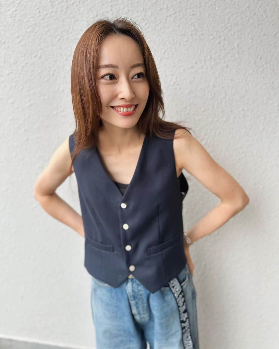 小祝麻里亜さんのインスタグラム写真 - (小祝麻里亜Instagram)「大好きなNORMAN JEANを着回してばかり〜〜👖こんなにワイドなのに重くなくて着心地よくって◎  fitting roomでも、みなさんサイズ感を試してくださいました❤︎三者三様なんですよね…どんなご身長や体型でもさまになって、着こなしもそれぞれで、とってもお似合いになるの🤭💭  そしてこのデニムの相方！ベルトはいろんなパンツにも使えるし、ホワイト、ネイビー、ブラックで印象も変わるからfitting roomでは色違いでgetしてる方もたくさんでした✌️  お洋服は発売中の @the_newhouse 新作なので、商品タグ付けしてます🥰  ．＿＿＿＿＿＿＿＿ #코디 #스타일링 #데일리룩 #오오티디 #158cmコーデ #デニムコーデ #thenewhouse  #ザニューハウス 今日は #방탄소년단 10周年💜 #아포방포」6月13日 22時38分 - maria_koiwai