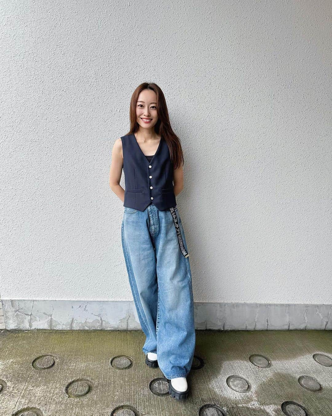 小祝麻里亜さんのインスタグラム写真 - (小祝麻里亜Instagram)「大好きなNORMAN JEANを着回してばかり〜〜👖こんなにワイドなのに重くなくて着心地よくって◎  fitting roomでも、みなさんサイズ感を試してくださいました❤︎三者三様なんですよね…どんなご身長や体型でもさまになって、着こなしもそれぞれで、とってもお似合いになるの🤭💭  そしてこのデニムの相方！ベルトはいろんなパンツにも使えるし、ホワイト、ネイビー、ブラックで印象も変わるからfitting roomでは色違いでgetしてる方もたくさんでした✌️  お洋服は発売中の @the_newhouse 新作なので、商品タグ付けしてます🥰  ．＿＿＿＿＿＿＿＿ #코디 #스타일링 #데일리룩 #오오티디 #158cmコーデ #デニムコーデ #thenewhouse  #ザニューハウス 今日は #방탄소년단 10周年💜 #아포방포」6月13日 22時38分 - maria_koiwai