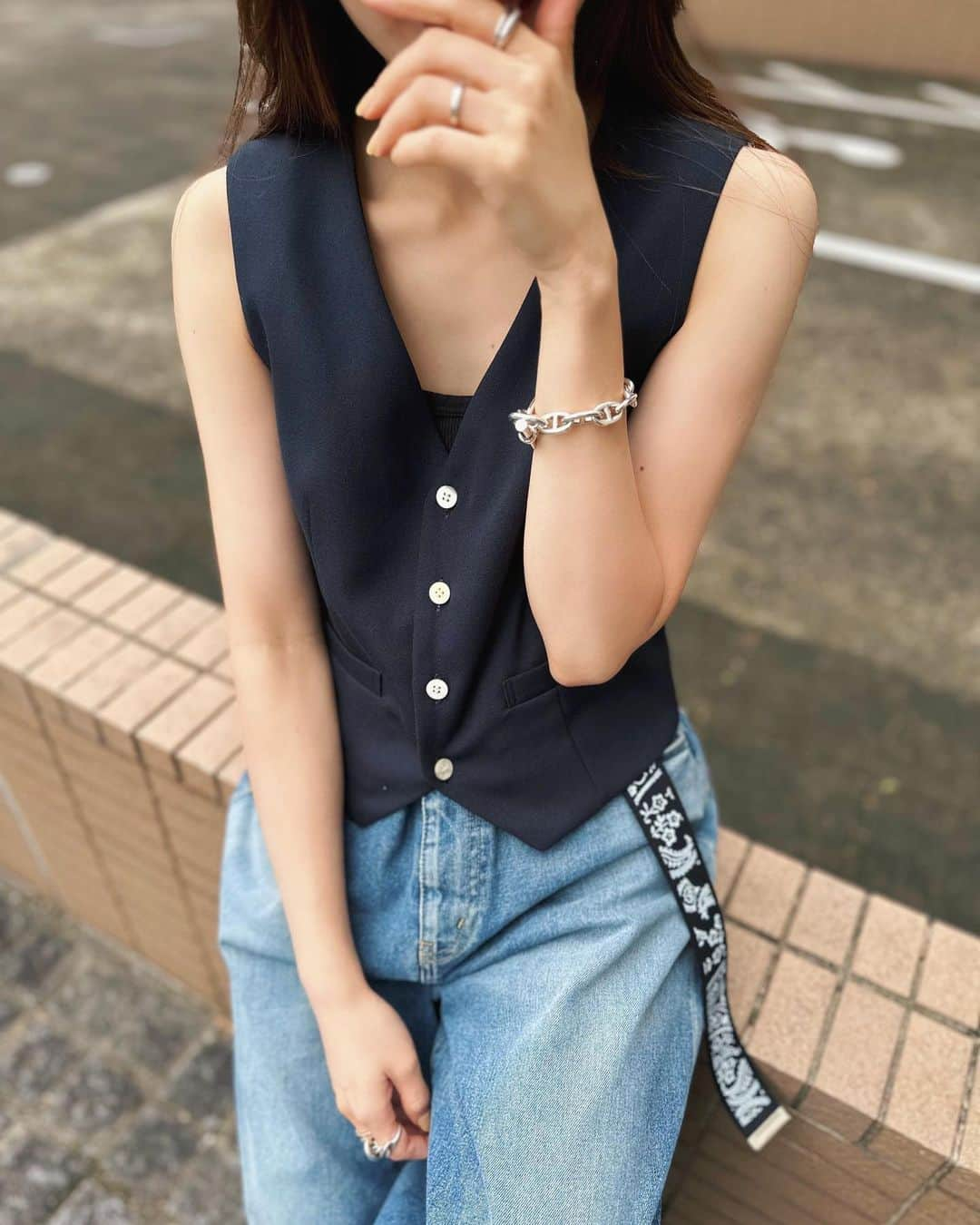 小祝麻里亜さんのインスタグラム写真 - (小祝麻里亜Instagram)「大好きなNORMAN JEANを着回してばかり〜〜👖こんなにワイドなのに重くなくて着心地よくって◎  fitting roomでも、みなさんサイズ感を試してくださいました❤︎三者三様なんですよね…どんなご身長や体型でもさまになって、着こなしもそれぞれで、とってもお似合いになるの🤭💭  そしてこのデニムの相方！ベルトはいろんなパンツにも使えるし、ホワイト、ネイビー、ブラックで印象も変わるからfitting roomでは色違いでgetしてる方もたくさんでした✌️  お洋服は発売中の @the_newhouse 新作なので、商品タグ付けしてます🥰  ．＿＿＿＿＿＿＿＿ #코디 #스타일링 #데일리룩 #오오티디 #158cmコーデ #デニムコーデ #thenewhouse  #ザニューハウス 今日は #방탄소년단 10周年💜 #아포방포」6月13日 22時38分 - maria_koiwai