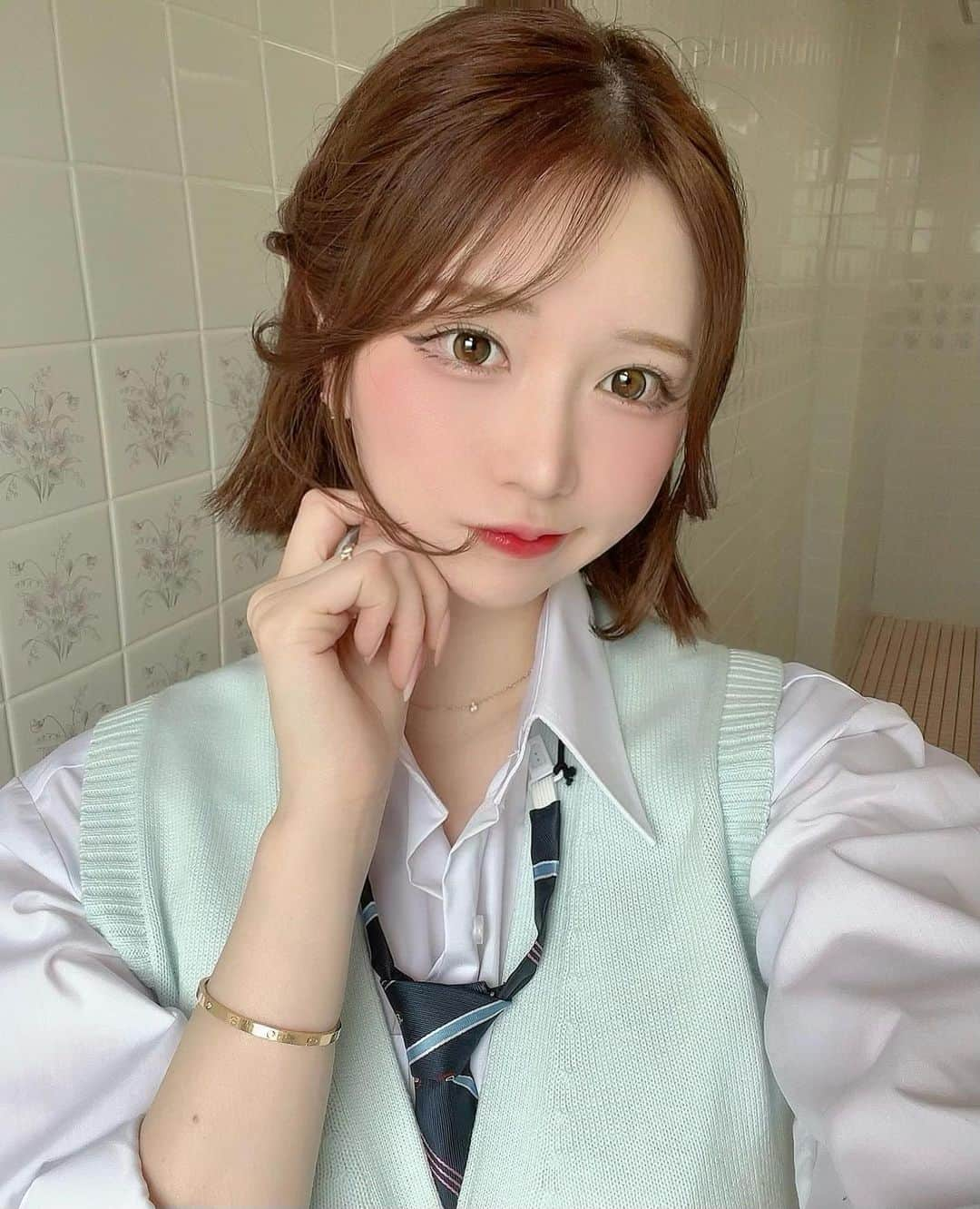 ぱくちゃんさんのインスタグラム写真 - (ぱくちゃんInstagram)「リボンも可愛いけどネクタイ派だった🐤🤍 . . . . . . . . . . . #制服撮影 #制服姿 #유니폼 #유니폼브릿지 #핑크유니폼 #기아유니폼 #여고생스타그램 #여고생들 #学校メイク #ブレザー制服」6月13日 22時39分 - hakup12