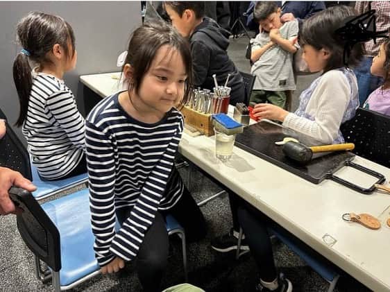 DRI-Vさんのインスタグラム写真 - (DRI-VInstagram)「先日の北海道ツアー 《at 紋別》 レザークラフトの @junctiontakumi さん とのワークショップ🕺  各自が模様、柄を自分自身で 考えて打つ刻印のキーホルダー  全ての工程を自分で選択して 決める練習  DRI-V Dance Athleticも 自己表現！ リズム、音を通して自分を表現する練習  情報過多な時代だからこそ 自らの意思で選択できる人へ✨ みんなとめちゃ楽しんできました😁🎶  #未来の職人プロジェクト　 #運動能力向上pjt #海鮮の街　 #紋別」6月13日 22時39分 - dri_v_dance