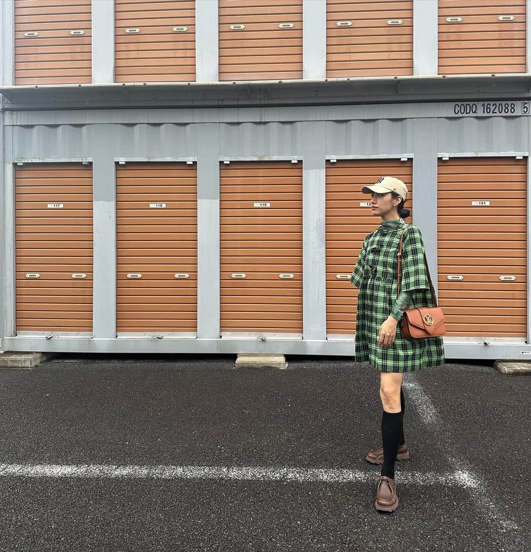 中田クルミのインスタグラム：「足の神経負傷中のため長時間履ける靴が限られる中、@camper_japan の靴が大活躍なので(治療用インソール入れてます)色違いでもう一つゲトりました✌️  あと、明日の朝お知らせあります📯」