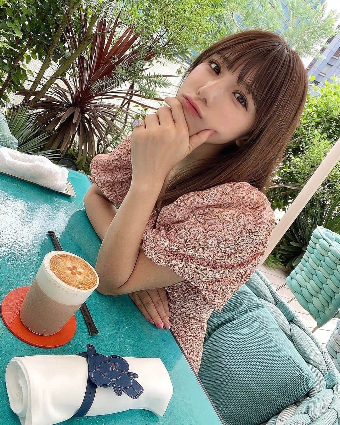 夏本あさみのインスタグラム：「テラスが気持ちいいね。 やっと行けたカフェ🥹💠」