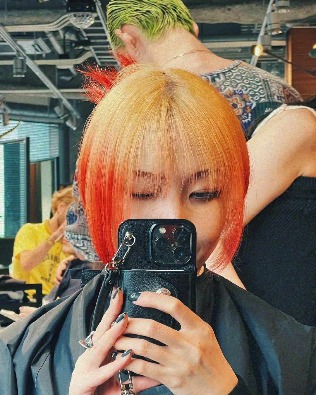 si ouxさんのインスタグラム写真 - (si ouxInstagram)「赤髪大復活！同時に梅雨の湿気に負けないよう酸熱ストレートトリートメントも。 早速雨の日もへっちゃらでめちゃくちゃ嬉しい！そして生え際まで赤くて気分あがる。 本当いつもありがとう！ @kogure_tomohiro @bloc_japon」6月13日 22時45分 - si_oux