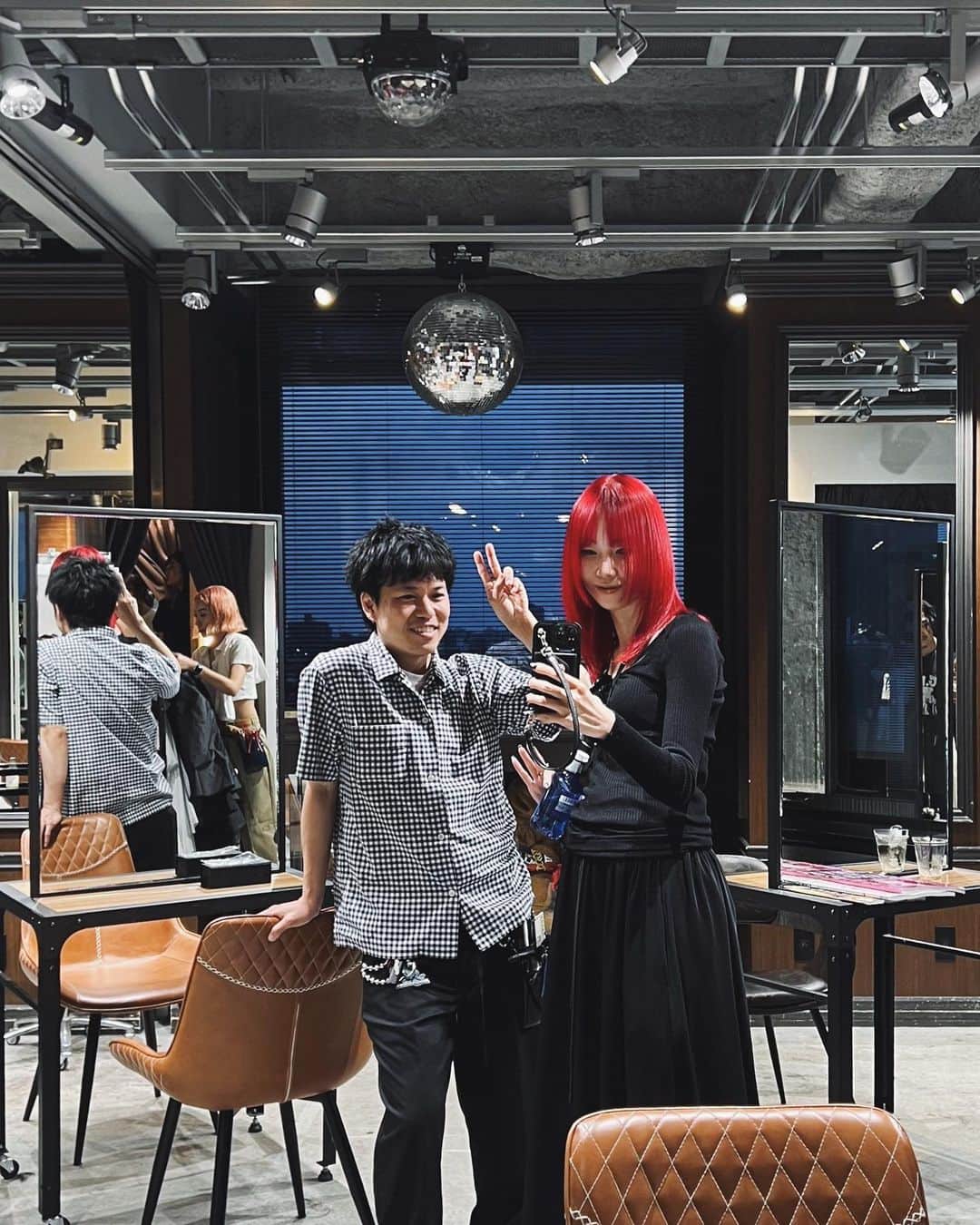 si ouxさんのインスタグラム写真 - (si ouxInstagram)「赤髪大復活！同時に梅雨の湿気に負けないよう酸熱ストレートトリートメントも。 早速雨の日もへっちゃらでめちゃくちゃ嬉しい！そして生え際まで赤くて気分あがる。 本当いつもありがとう！ @kogure_tomohiro @bloc_japon」6月13日 22時45分 - si_oux