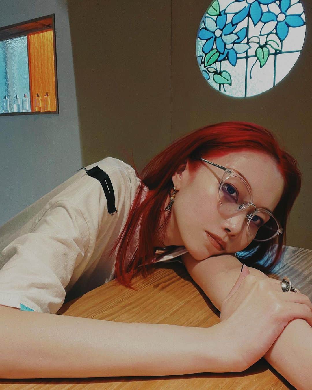 si ouxさんのインスタグラム写真 - (si ouxInstagram)「赤髪大復活！同時に梅雨の湿気に負けないよう酸熱ストレートトリートメントも。 早速雨の日もへっちゃらでめちゃくちゃ嬉しい！そして生え際まで赤くて気分あがる。 本当いつもありがとう！ @kogure_tomohiro @bloc_japon」6月13日 22時45分 - si_oux