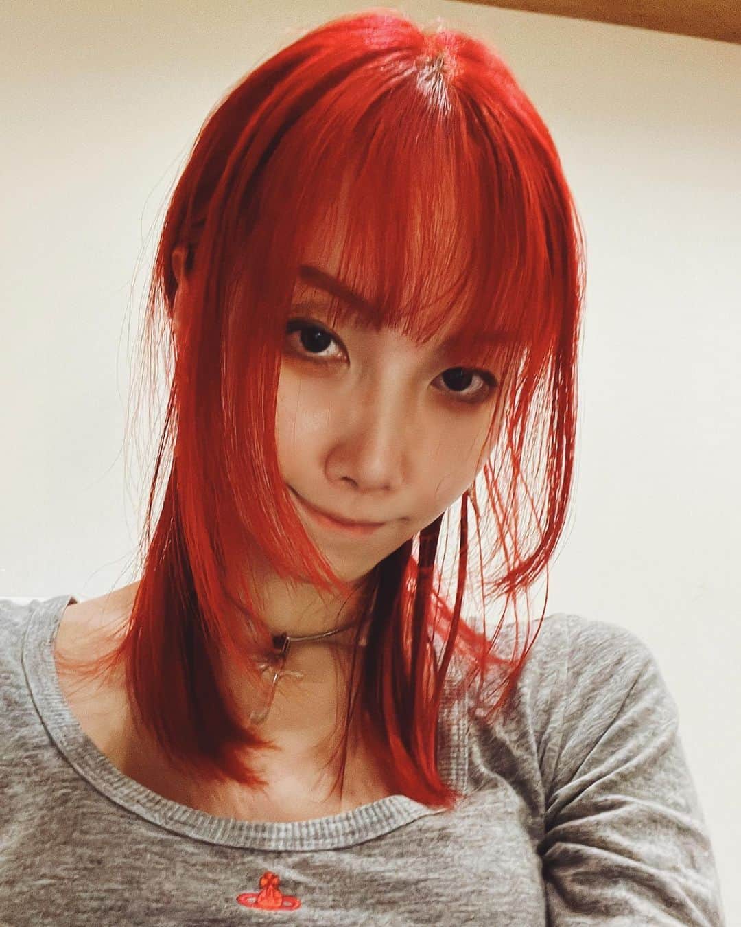 si ouxさんのインスタグラム写真 - (si ouxInstagram)「赤髪大復活！同時に梅雨の湿気に負けないよう酸熱ストレートトリートメントも。 早速雨の日もへっちゃらでめちゃくちゃ嬉しい！そして生え際まで赤くて気分あがる。 本当いつもありがとう！ @kogure_tomohiro @bloc_japon」6月13日 22時45分 - si_oux