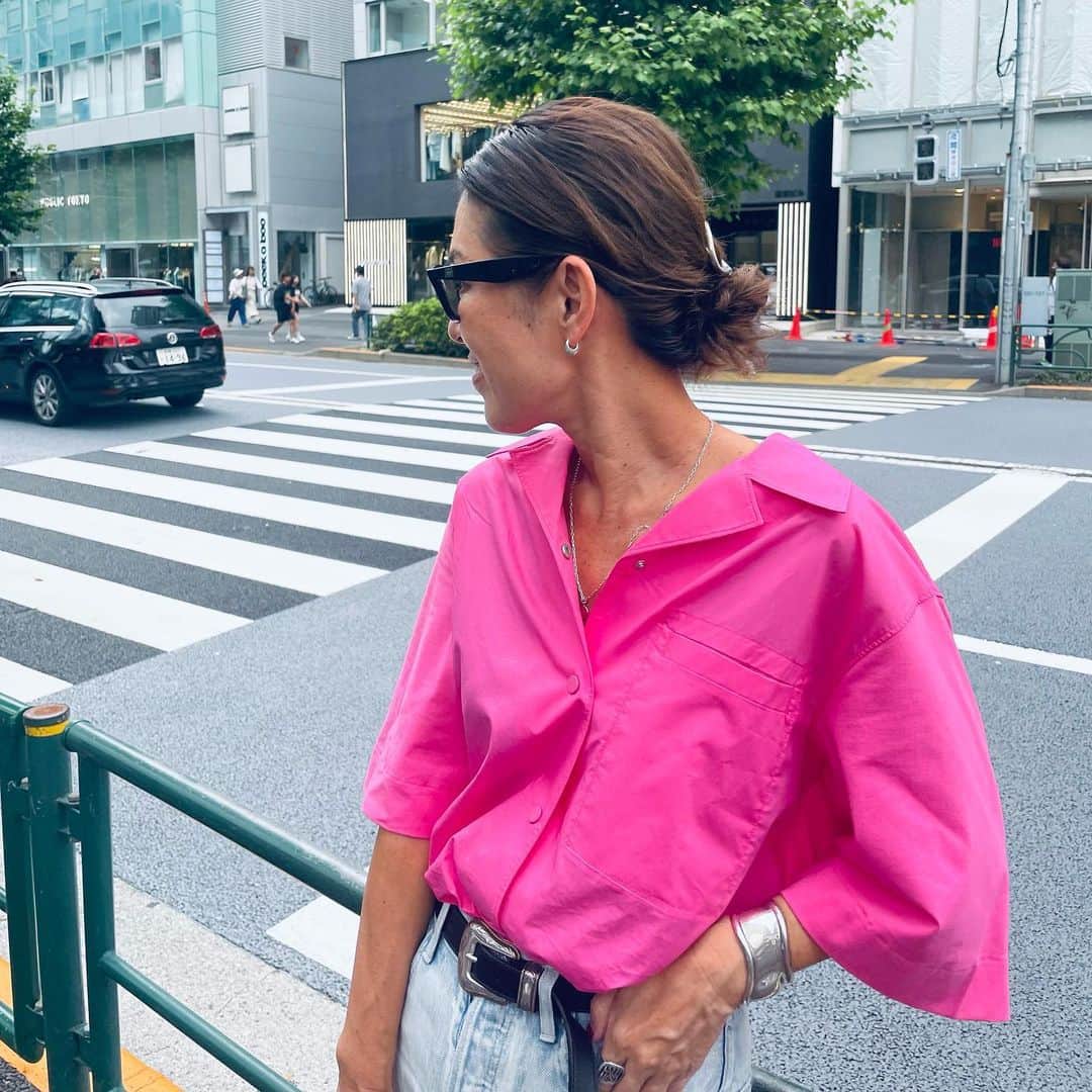 大草直子さんのインスタグラム写真 - (大草直子Instagram)「a woman in pink. 仲良しの友人に、ピンクを着て🩷と言われて @cosstores_jp の開襟シャツ。  流れて自由で きれいなエネルギーで生きていきたい。  @cosstores_jp  #madisonblue  #thestorebyc  #hermes #birkenstock  #たくさんの人たちに #生かされて生きている #感謝しかない #私の人生に #関わってくれた #全ての人に #ありがとう #snsを通じて #のみなさまも #ありがとうございます #3枚目の #無着色ターコイズと #シルバーネックレスの #セットは @gallardagalante との #コラボです」6月13日 22時47分 - naokookusa