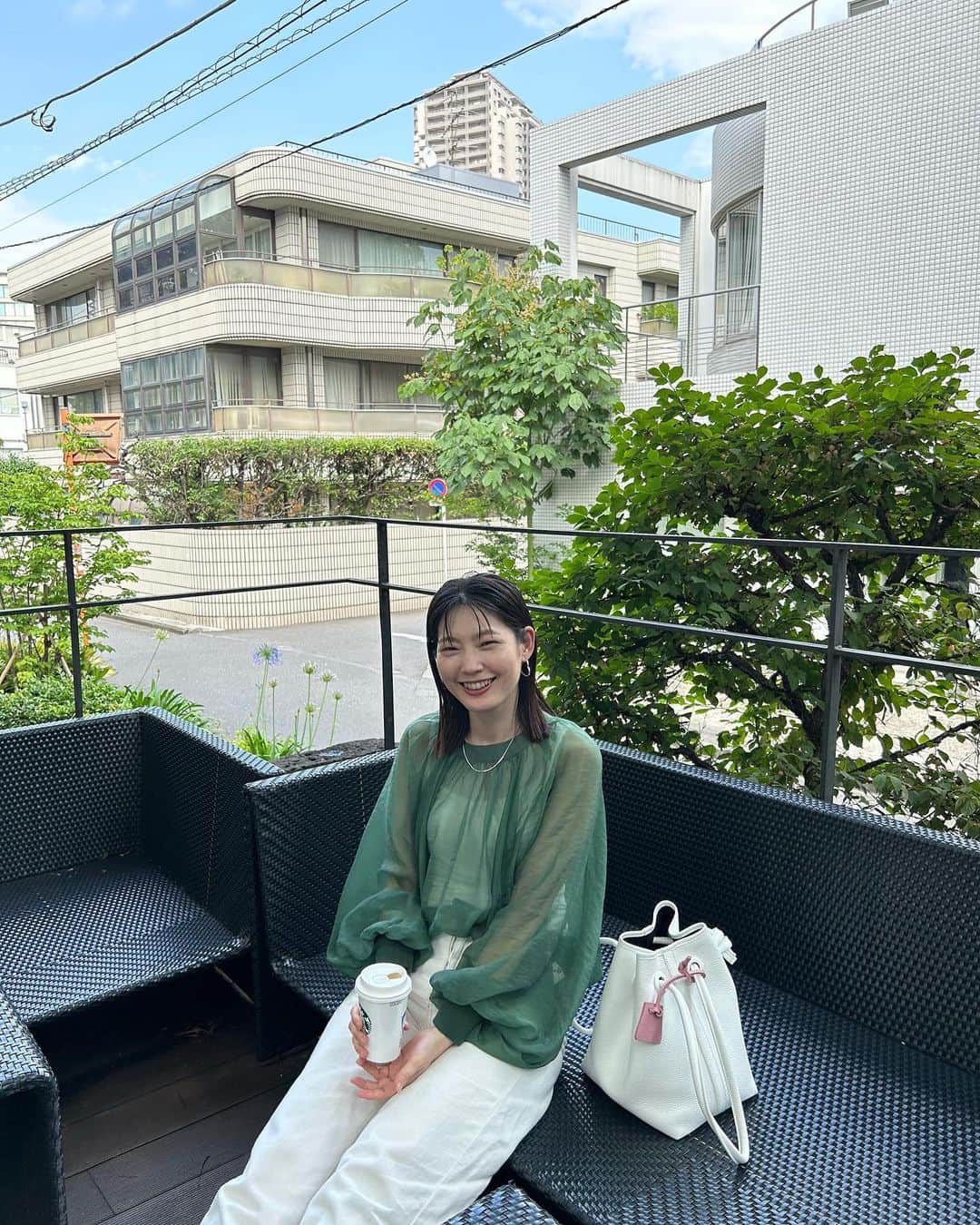 森貴美子のインスタグラム：「代官山の蔦屋書店！ってかおりちゃんに言われて一瞬、へ？どこ？？って思い出せなかったほど久しぶりの代官山でした🥹 ラテ片手にテラス席でのんびり過ごしたよ🏖️  トップスは　@cbp.tokyo  バッグは　@vasic_japan  ジュエリーは　@dreamer.tokyo」