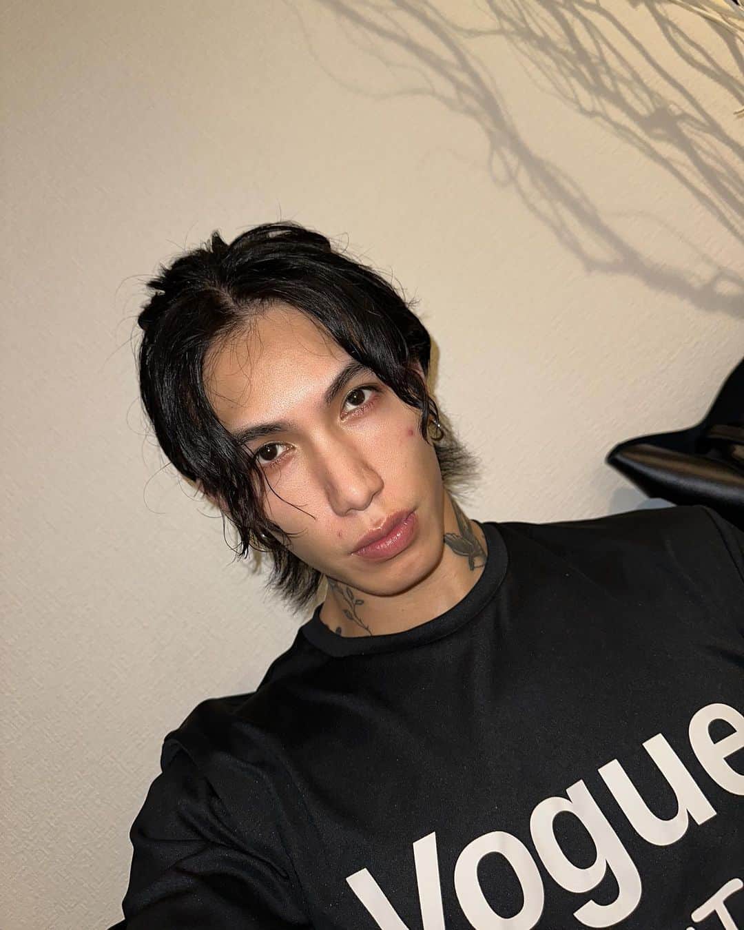 諸岡 昌紀のインスタグラム：「肌荒れてるけど 何故か好評だった髪縛り🪮  #髪型 #髪縛り #黒髪 #イメチェン  #美容 #ニキビケア  #ニキビ #肌荒れ」