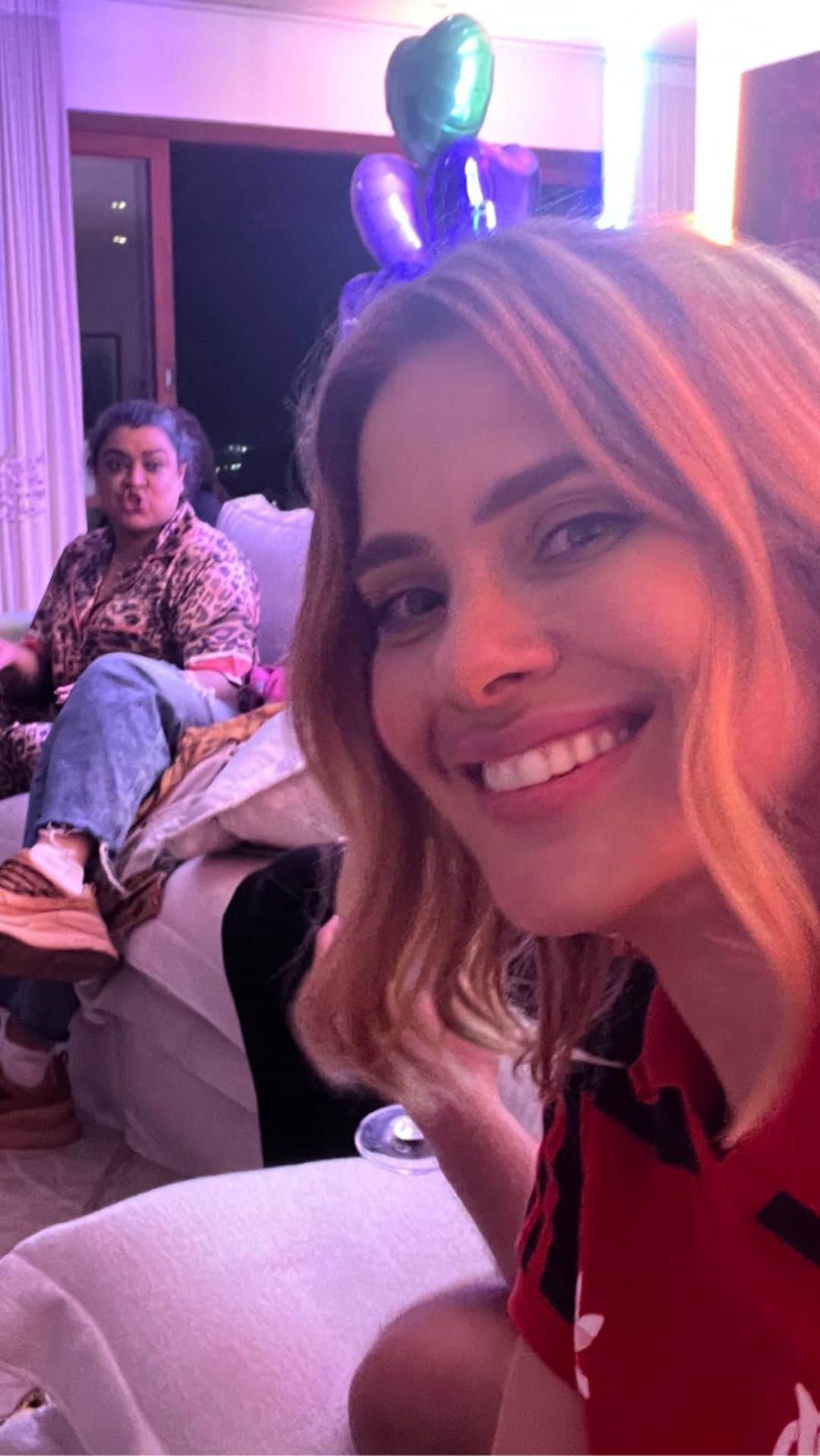 カロライナディークマンのインスタグラム：「ganhei um vale night no dia dos namorados porque esse doze de junho não fazia diferença no meu namoro mas fazia toda diferença na sua vida  ontem com o nosso amor -meu, seu, e desses amigos incríveis- transformamos o dia numa festa inesquecível  e tenho certeza q essa memória q construímos  será a q levaremos pra sempre.  a vida é o q a gente inventa.  te amo, preta. amo a gente tudo junto… feliz dia do amor de ontem e do nosso amor de sempre.」