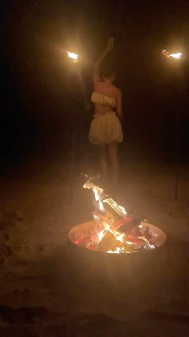 Kelly McCrearyのインスタグラム：「Pro-tip: when you have the chance to dance around a bonfire to the music of ocean waves, do it.   @stregispuntamita @howelltalentrelations #StRegisPuntaMita #travelpartner」