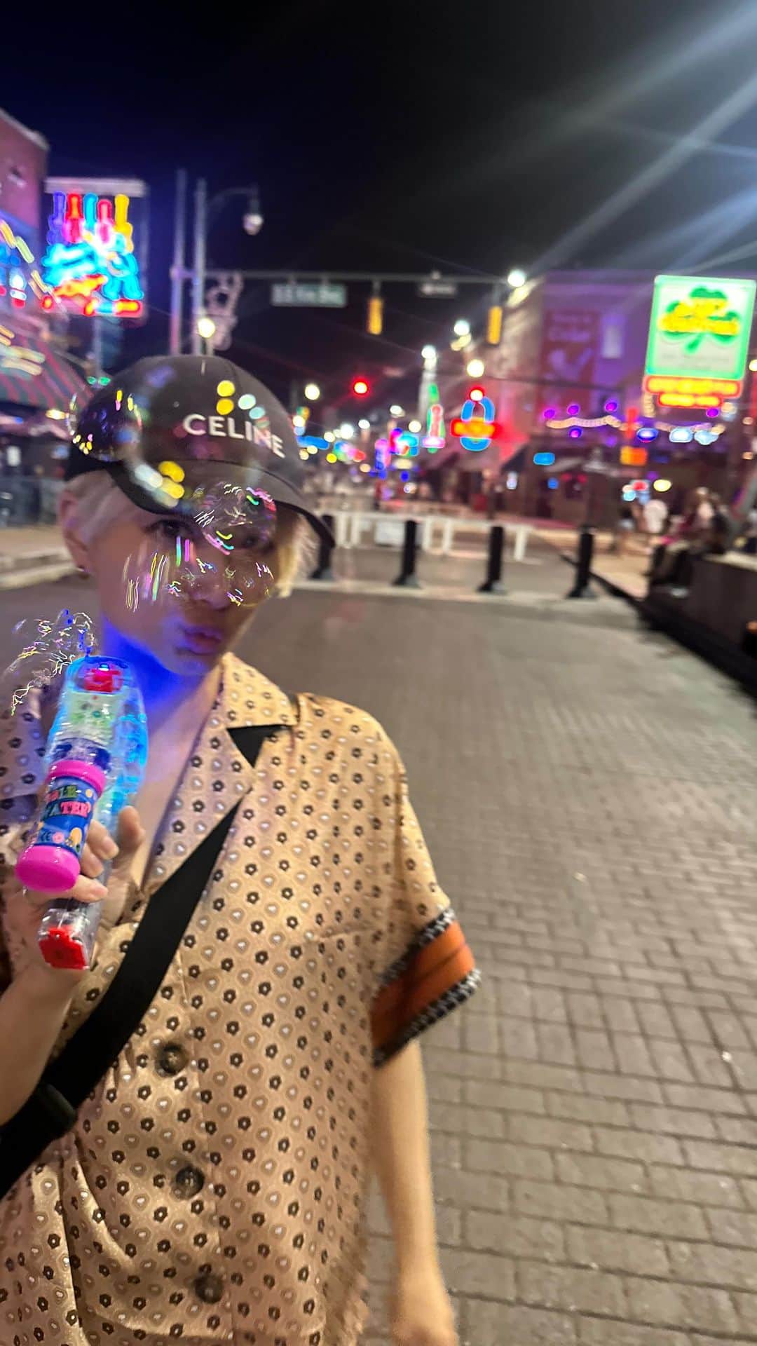 中川友里のインスタグラム：「音楽を辿る旅✈️🫧 with @memphistravel   Memphisにある　Beale streetは、  USA TODAY で「アメリカの最も象徴的な通り」Best 10に選出されているほどのテネシー州で最も人気の観光スポット🫧  通りを歩くとミュージックバーのほとんどのお店のドアは開け放ち、 歩くたびにいろんな歌声や音楽が聴こえてきて思わずカラダを揺らしてステップを踏んでしまうほど🥹❤️  空港から降りた送迎車からはwelcomeなカントリー、街ではソウル、 タクシーの中ではR&Bが流れてきたりと  @cody.1222 くんが言っていた目が喜んでる、って言葉を借りると、 耳が大喜びしてる🥹🥹✨  多くの偉大なミュージシャンやビールストリートにまつわる ブルース、ソウルミュージック、ロックサウンドが響きわたる、 ネオン煌びやかなビールストリートを堪能しました👀❤️  ストーリーにも投稿しているので見てみてね✌️❤️  #MustBeMemphis @love_tourism_pr #音楽を辿る旅」
