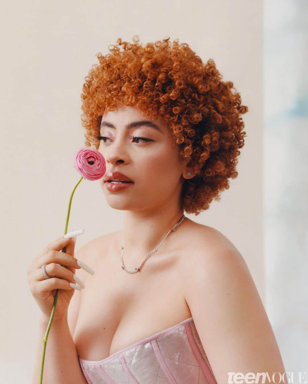 Teen Vogueのインスタグラム：「Colorism is pervasive in rap, where women with lighter complexions have long been perceived as the beauty standard. Many have asserted that Ice Spice (@icespice) would never have gotten this far in her career if she weren’t light-skinned. With each new milestone she ticks off, you’ll find folks tagging other female rappers of darker complexions in her comments section, championing their talent and arguing that they deserve Ice’s level of success more than she does. It’s undeniable that light-skinned women in entertainment benefit from colorism. However, in their efforts to demean Ice, commenters unintentionally negate the success of her dark-skinned peers, detracting from their career journeys and diminishing their stardom. “I try not to feed into negativity because I also see that when people are trying to make that point, it's not out of a good place,” she explains. “[They end up putting] somebody else down.” Read our June cover story with Ice Spice at the link in bio. 🧊🌶  🖋: @kaitmcnab 📸: @chinxzam Stylist: @itsrobertojohnson at @saintlukeartists Creative Consultant: @marissa_pelly Producer: @leahmaraproductions  Hair: @dijahslayy Makeup: @karinamilan__ Manicurist: @shespolished Prop Stylist: @_selena.liu」