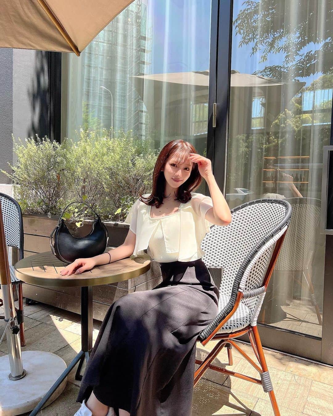 木田絵里香さんのインスタグラム写真 - (木田絵里香Instagram)「. この日風強すぎてずっと前髪押さえてないと髪飛んでってた😌 そんな中撮れた奇跡の4枚です🤳 . #コーデ#ランチ」6月13日 23時16分 - erika_resexxy
