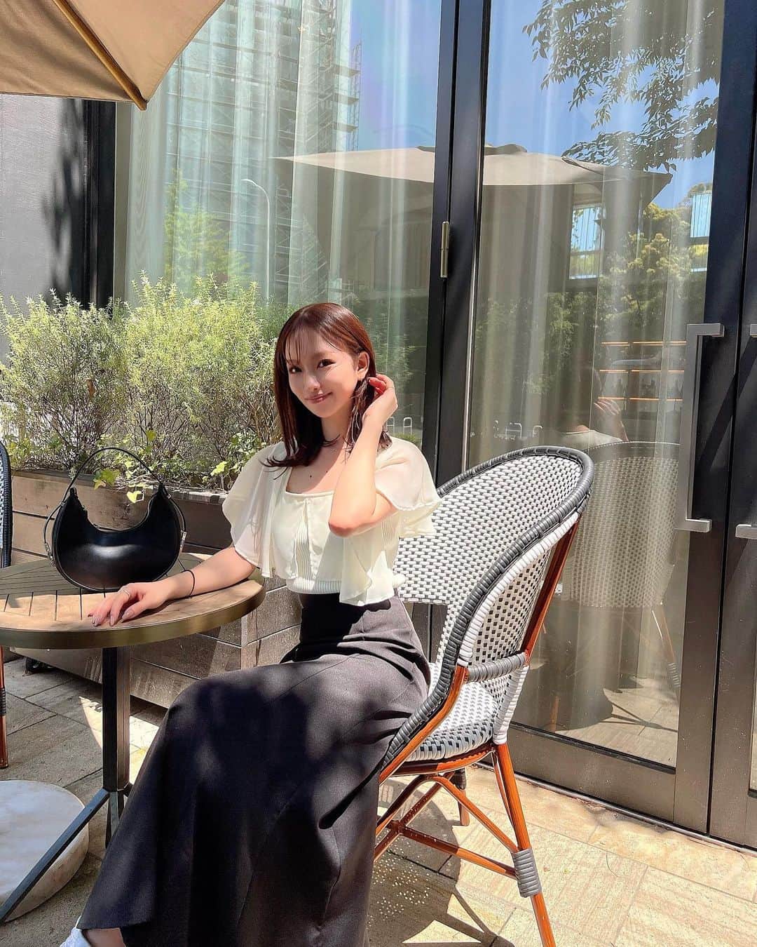 木田絵里香さんのインスタグラム写真 - (木田絵里香Instagram)「. この日風強すぎてずっと前髪押さえてないと髪飛んでってた😌 そんな中撮れた奇跡の4枚です🤳 . #コーデ#ランチ」6月13日 23時16分 - erika_resexxy