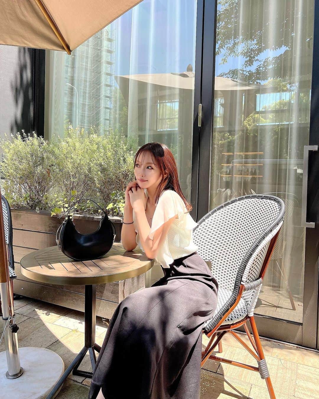 木田絵里香さんのインスタグラム写真 - (木田絵里香Instagram)「. この日風強すぎてずっと前髪押さえてないと髪飛んでってた😌 そんな中撮れた奇跡の4枚です🤳 . #コーデ#ランチ」6月13日 23時16分 - erika_resexxy