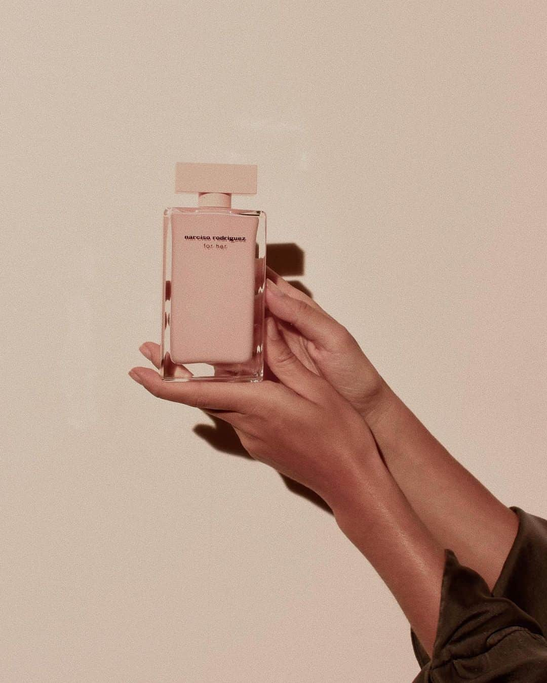 ナルシソロドリゲスのインスタグラム：「A timeless love story. The iconic for her eau de parfum captured by @RocioCrusset.  #forher #narcisorodriguezparfums #parfum #fragrance」