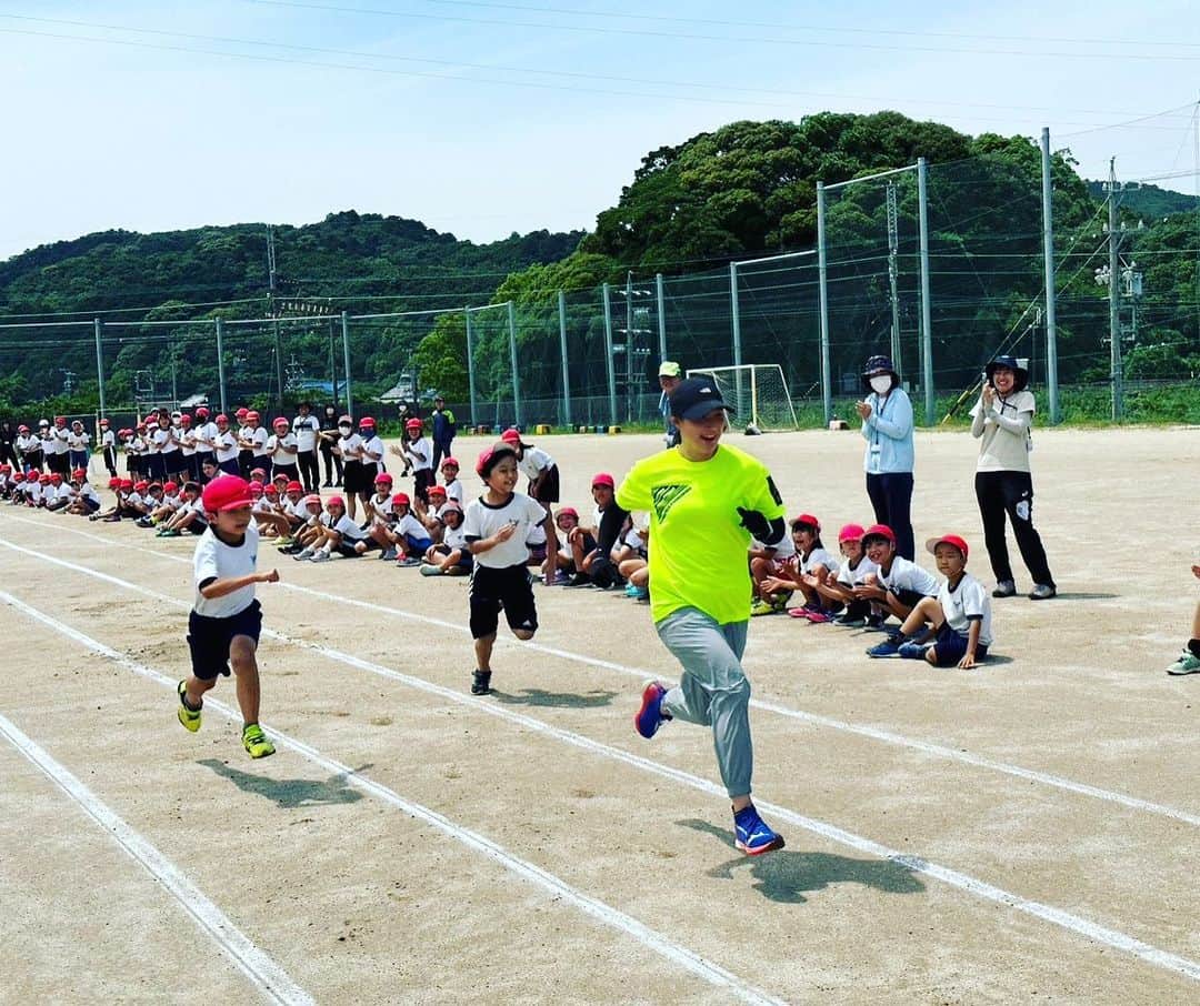 世古和のインスタグラム：「. 三重県陸上競技協会主催の キッズアスリートプロジェクト、 鳥羽小学校へ行ってまいりました🐟🌟  非常勤講師をさせていただいている高校がある 鳥羽市の小学校に呼んでいただき とてもご縁を感じました🎣✨  陸上競技をやっていない子供達に 陸上の魅力を伝えているのですが、 心から走ること、跳ぶこと、投げることを 楽しんでいる子供たちをみて 私の方が、改めて陸上の素晴らしさを 実感させてもらいました🥹。  6月からは、 伊勢市の高校で部活動の 外部コーチもさせていただき、 NACのみなさん、 鳥羽高校の体育と、 本当に多くの世代を見させていただき、 私にとって、毎日毎日が勉強です📖  鳥羽小学校の子どもたち、 先生方、暑い中ありがとうございました☀️  #nac#キッズアスリートプロジェクト#キッズアスリート#三重#鳥羽#鳥羽小学校」