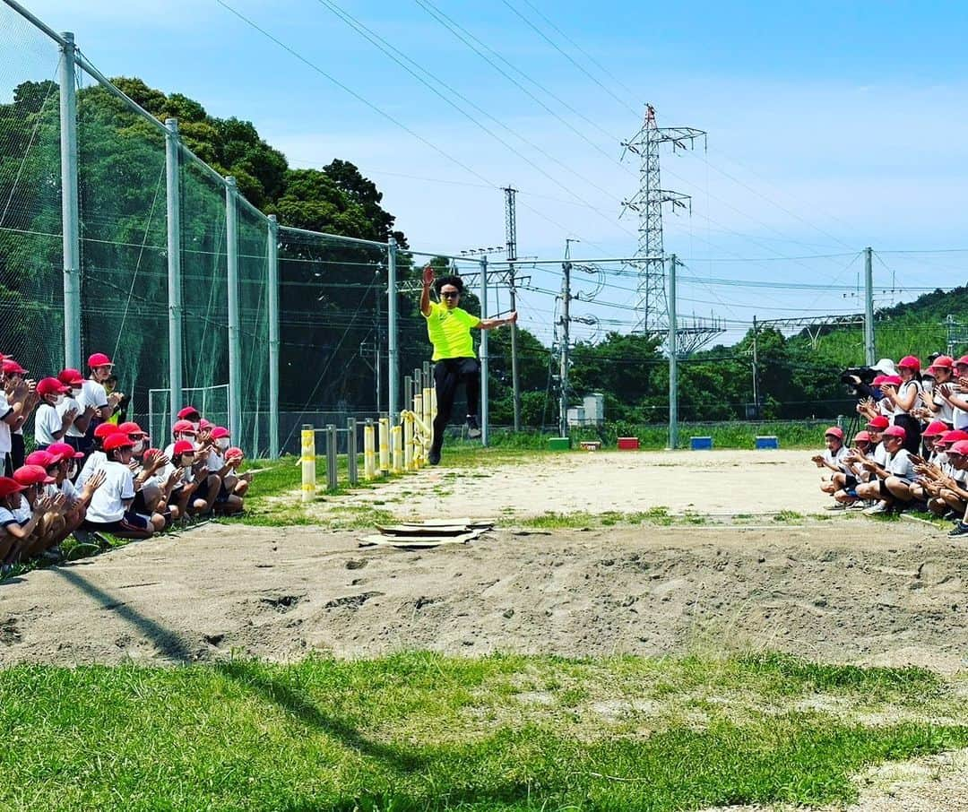 世古和さんのインスタグラム写真 - (世古和Instagram)「. 三重県陸上競技協会主催の キッズアスリートプロジェクト、 鳥羽小学校へ行ってまいりました🐟🌟  非常勤講師をさせていただいている高校がある 鳥羽市の小学校に呼んでいただき とてもご縁を感じました🎣✨  陸上競技をやっていない子供達に 陸上の魅力を伝えているのですが、 心から走ること、跳ぶこと、投げることを 楽しんでいる子供たちをみて 私の方が、改めて陸上の素晴らしさを 実感させてもらいました🥹。  6月からは、 伊勢市の高校で部活動の 外部コーチもさせていただき、 NACのみなさん、 鳥羽高校の体育と、 本当に多くの世代を見させていただき、 私にとって、毎日毎日が勉強です📖  鳥羽小学校の子どもたち、 先生方、暑い中ありがとうございました☀️  #nac#キッズアスリートプロジェクト#キッズアスリート#三重#鳥羽#鳥羽小学校」6月13日 23時12分 - nodoka_seko