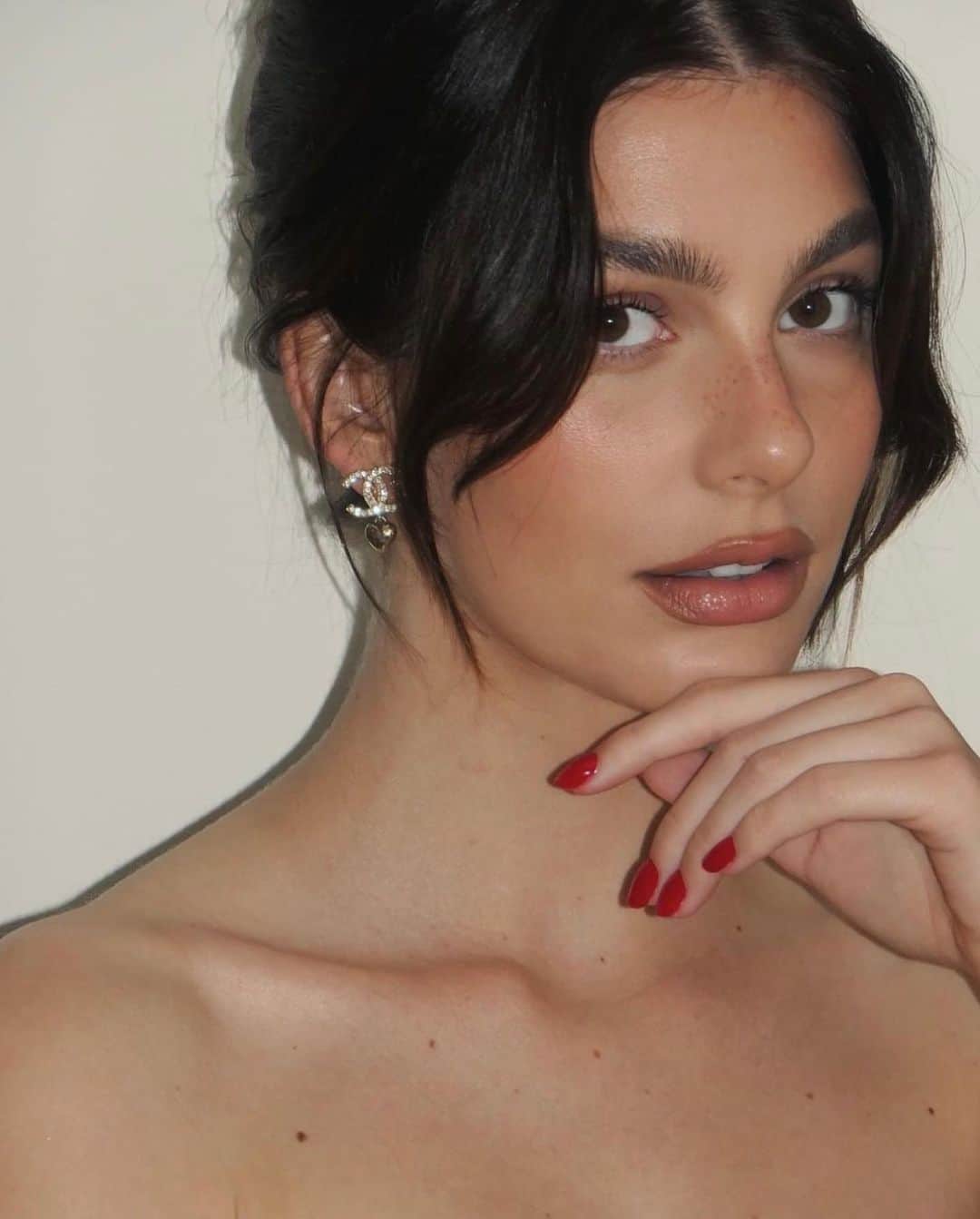 安田直美のインスタグラム：「🌹 @camilamorrone 🌹 　 🖤 @chanelofficial 🖤 Make up @marcelogutierrez  Hair @davidvoncannon  Nails me  Styling @sandraamador.xx」
