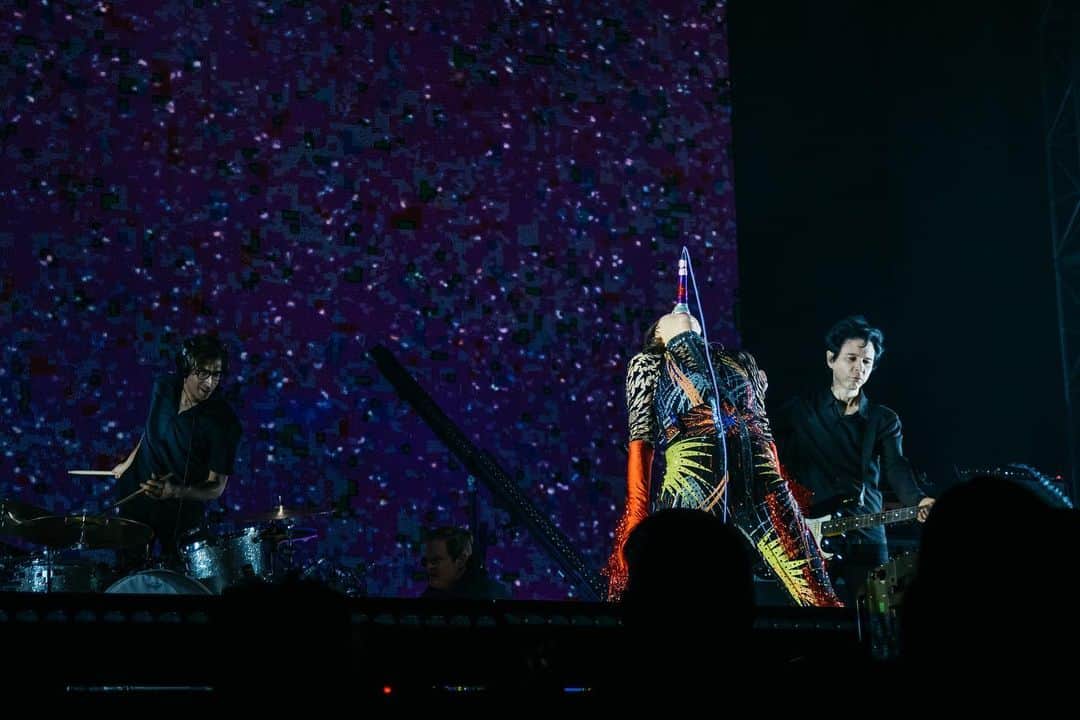 ヤー・ヤー・ヤーズさんのインスタグラム写真 - (ヤー・ヤー・ヤーズInstagram)「TY for truly the best show in the Bay Area ever that we can remember 🫶 love streaming! A total and complete high to end this leg of our tour.  Flashing lights at the @greekberkeley forever!  And special shout out to @perfumegenius, we’ll miss having you with us 🥹🥰  📷 1-7, 10 @gregchow 8-9 @__nik__pics」6月13日 23時24分 - yeahyeahyeahs